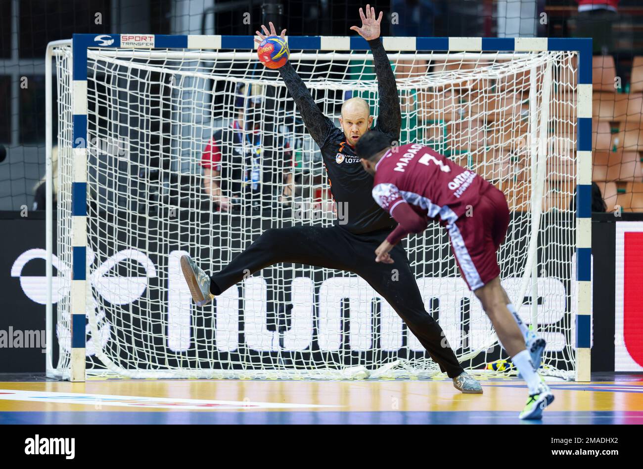 Kattowitz, Polonia. 19th Jan, 2023. Pallamano: Coppa del mondo, Qatar - Paesi Bassi, Main Round, Gruppo 3, Giornata 1 allo Spodek Katowice. Ahmad Madadi (r) del Qatar segna contro il portiere olandese Bart Ravensbergen (l). Credit: Jan Woitas/dpa/Alamy Live News Foto Stock