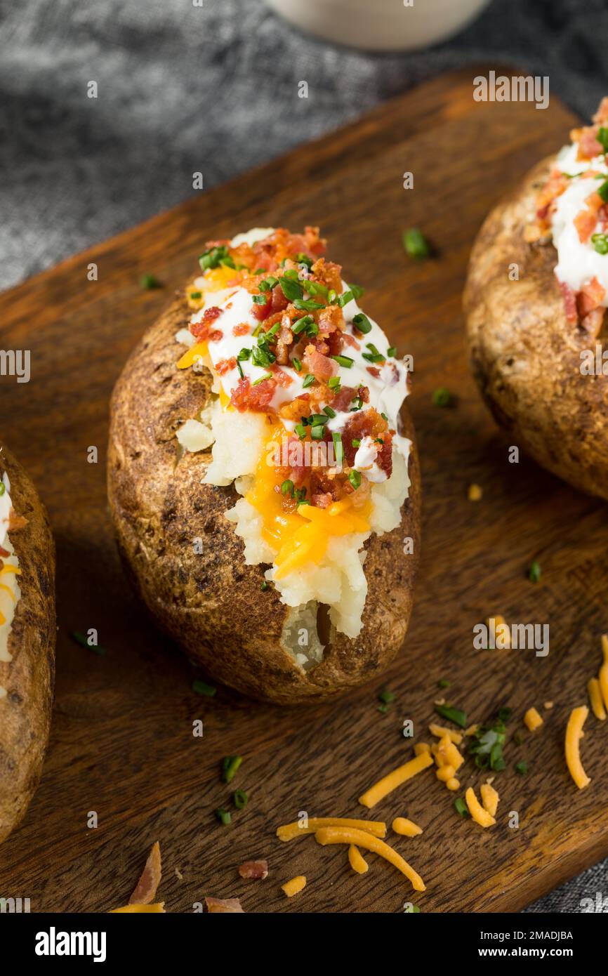 Patate fatte in casa con pancetta Cheddar e panna acida Foto Stock