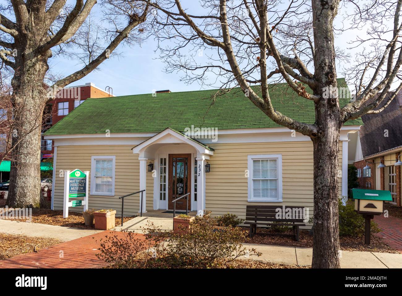 MATTHEWS, NC, USA-15 GENNAIO 2023: Matthews Heritage Museum, edificio e cartello. Sole, cielo blu giorno. Foto Stock