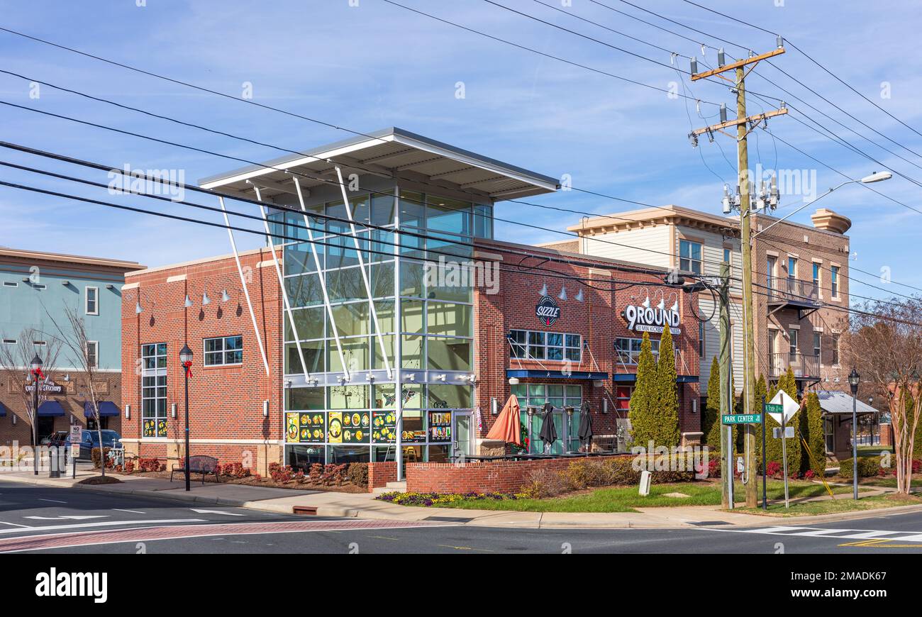MATTHEWS, NC, USA-15 GENNAIO 2023: Complesso business multiuso su Trade St. At Park Center, include il ristorante Sizzle e il centro fitness Round 9. Su Foto Stock