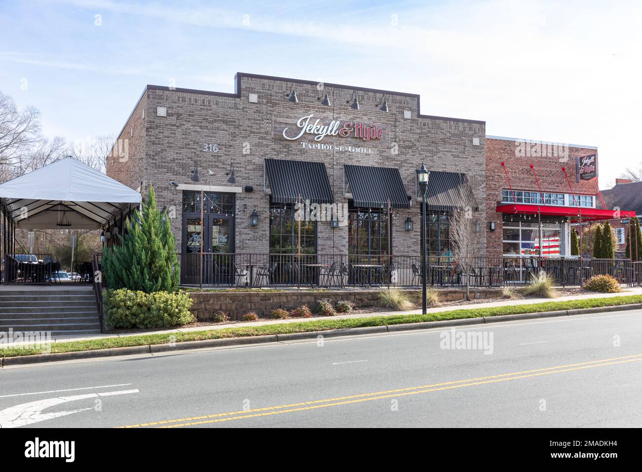 MATTHEWS, NC, USA-15 GENNAIO 2023: Jekyll & Hyde TapHouse and Grill, edificio e segnaletica. Trade Street. Foto Stock