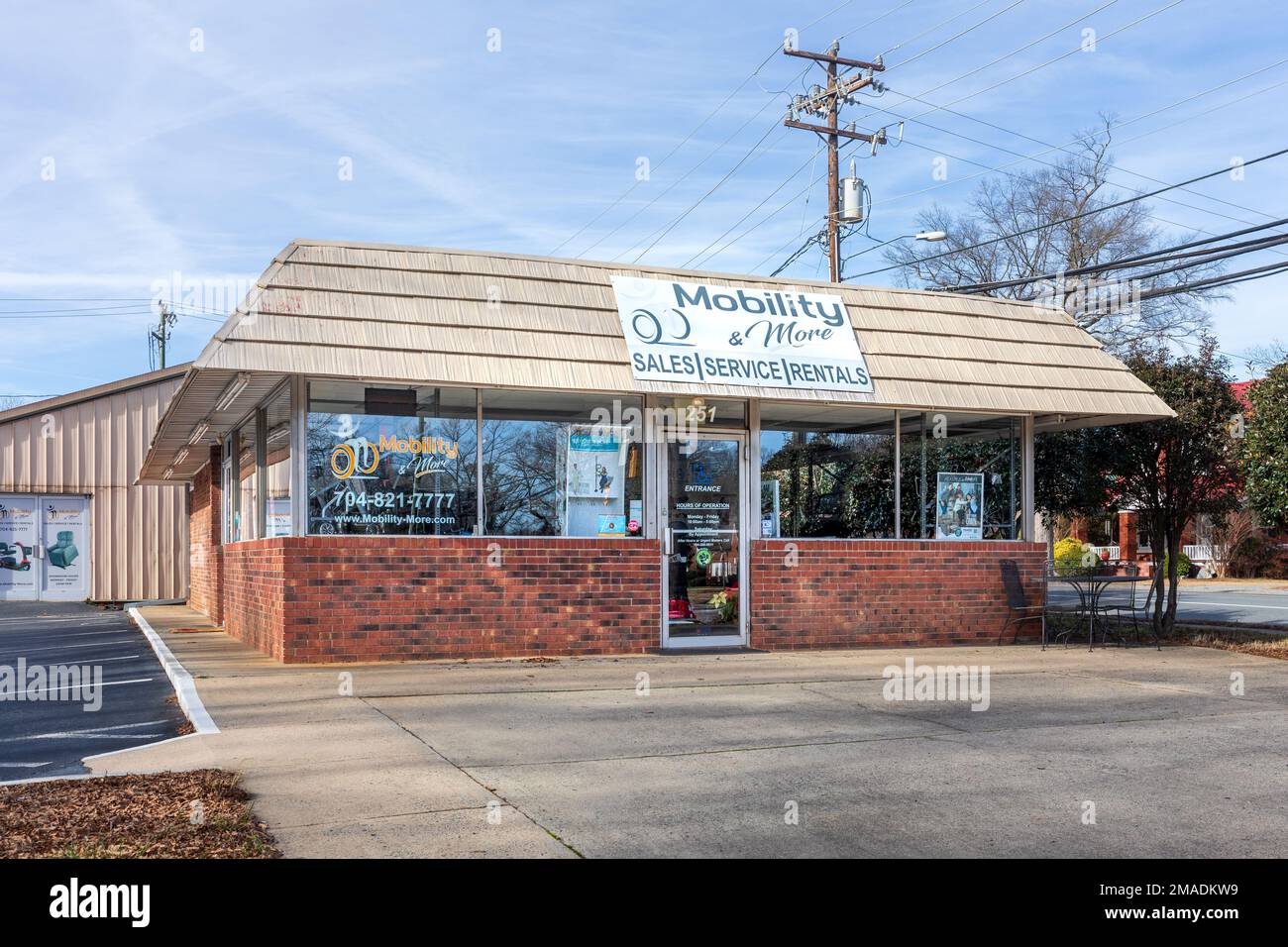 MATTHEWS, NC, USA-15 GENNAIO 2023: Mobilità e altro, dispositivi di assistenza alla mobilità, edilizia e segnaletica. Sole, cielo blu giorno. Foto Stock