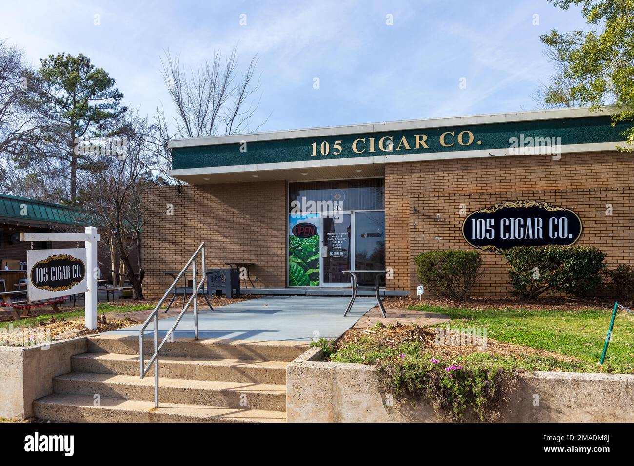 MATTHEWS, NC, USA-15 GENNAIO 2023: The 105 Cigar Co. On Trade Street, edificio e segnaletica. Sole, cielo blu giorno. Foto Stock