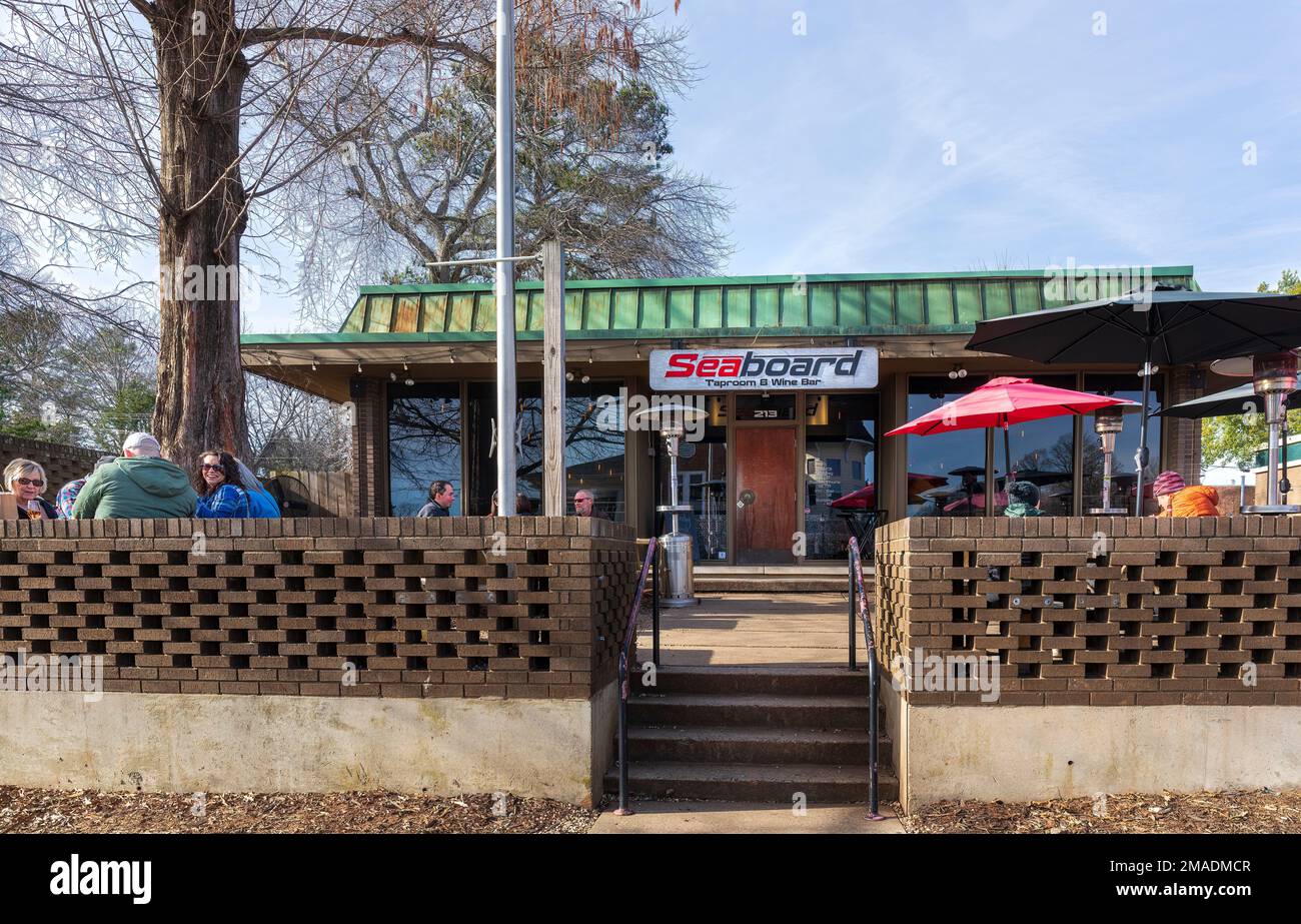 MATTHEWS, NC, USA-15 GENNAIO 2023: The Seaboard Taproom and Wine Bar on Trade Street. Primo piano dell'edificio, cartello e clienti che cenano sulla veranda esterna Foto Stock