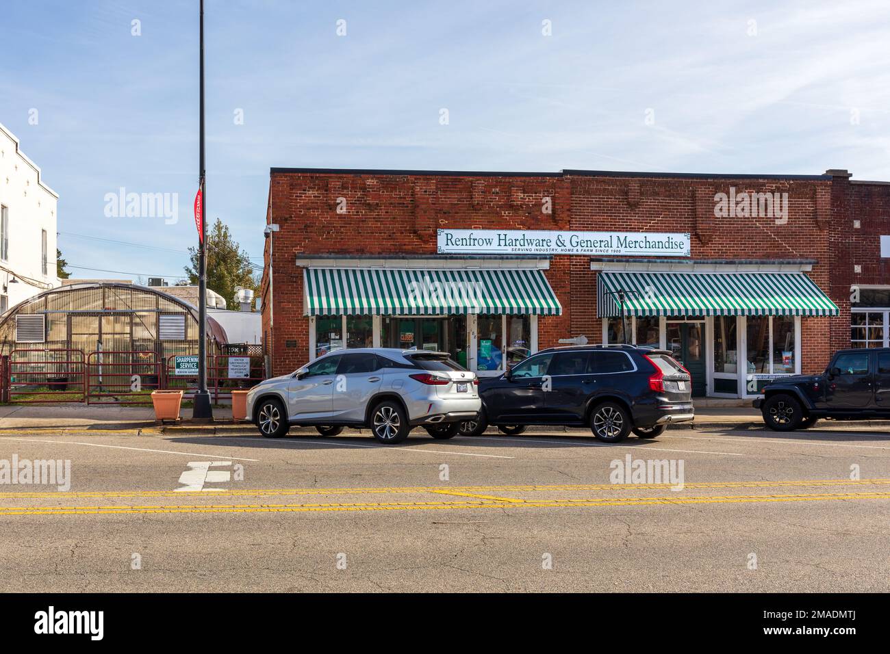 MATTHEWS, NC, USA-15 GENNAIO 2023: Renfrow hardware & General Merchandise, in Trade Street in centro. Foto Stock