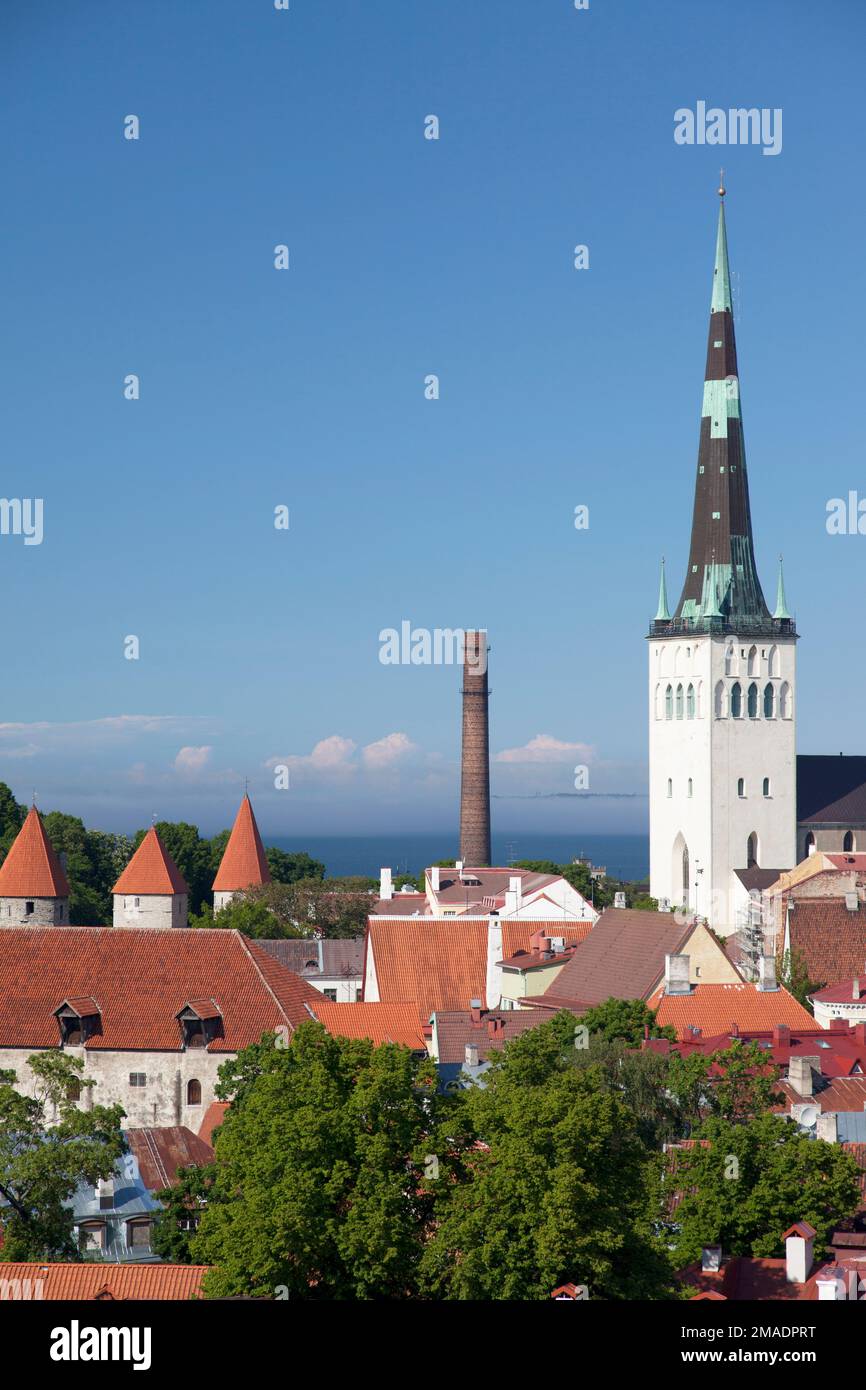 Estonia, Tallinn, St. Olav e vecchia Tallinn. Foto Stock