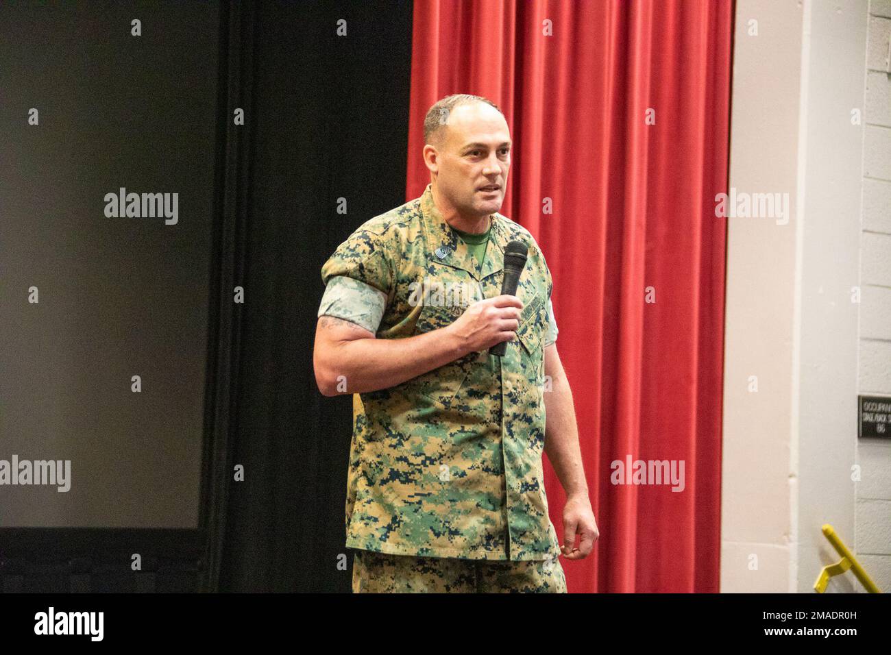 Marine Corps Logistics base i funzionari di Albany hanno tenuto una cerimonia di post e sollievo, il 26 maggio, al Teatro base. Alkattan, il maestro maggiore della base di recitazione Jamil P. Alkattan, ha rinunciato al suo posto trasferendo la spada dell'ufficio al principale principale del sergente della base entrante Ciad M. Coston. Alkattan, che partirà presto per Camp Pendleton, California, ha ricevuto la Meritorious Service Medal. Foto Stock