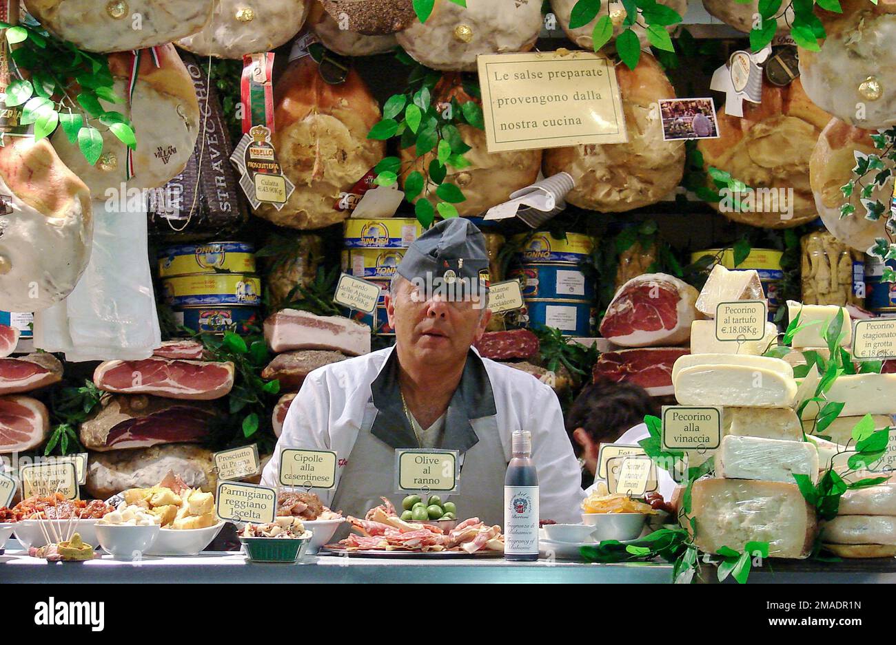 Ritratto del venditore al mercato della drogheria di Firenze. Italia 13 novembre 2008 Foto Stock
