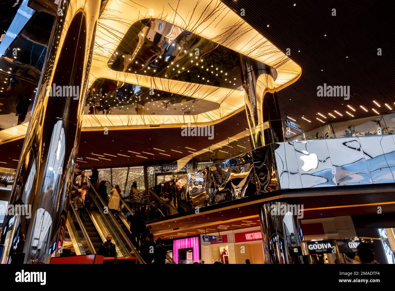 Zorlu Center, un complesso multiuso nel quartiere Beşiktaş di Istanbul, Turchia, con un centro commerciale di lusso. Foto Stock Zorlu Center, un complesso multiuso nel quartiere Beşiktaş di Istanbul, Turchia, con un centro commerciale di lusso. Foto Stock