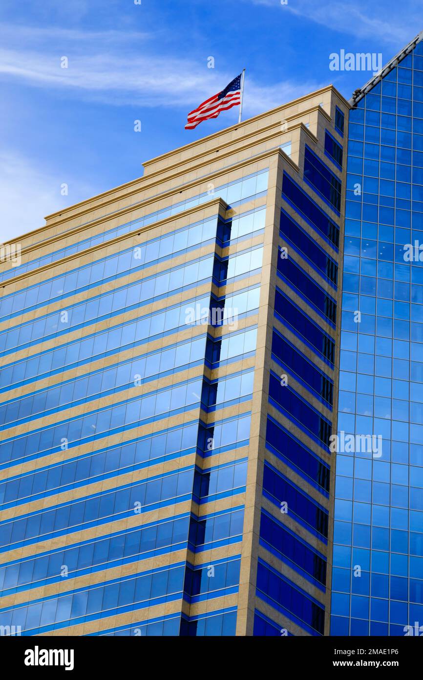 La bandiera Star and Stripes vola contro un cielo blu sull'edificio del grattacielo della US Bank Tower, 621 Capitol Mall, Sacramento, California, USA. Il blu sk Foto Stock