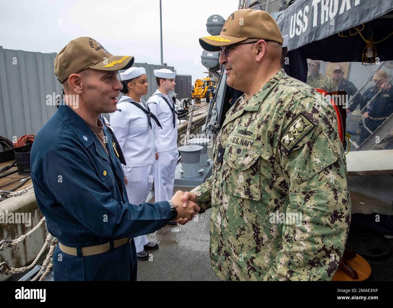 220526-N-OL632-1149 STAZIONE NAVALE NORFOLK (26 maggio 2022) posteriore ADM. Dennis Velez, comandante, Carrier Strike Group (CSG) 10, destra, saluta CMdR. Jason Horning, l'ufficiale comandante del cacciatorpediniere missilistico guidato della classe Burke di Arleigh USS Truxtun (DDG 103) durante una visita alla nave, 26 maggio 2022. CSG-10 è un sistema integrato di armi da combattimento che offre una capacità di combattimento superiore per scoraggiare, e se necessario, sconfiggere gli avversari americani a sostegno della sicurezza nazionale. Raggiunge la sua missione proiettando il potere combinato di George H.W. Bush, Carrier Air Wing 7, Destroyer Squadron 26 e t Foto Stock