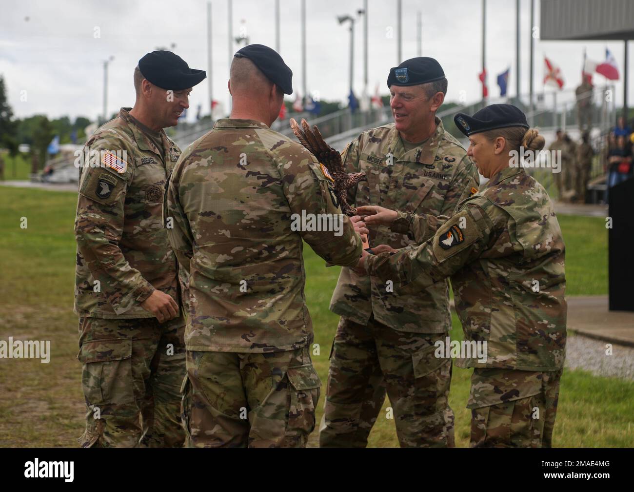 Il generale di comando JP McGee e il generale di comando Sgt. Il maggiore Veronica Knapp, sergente di comando maggiore, dei 101st soldati della divisione Airborne (Air Assault) assegnano il trofeo della competizione sportiva alla squadra di comando della squadra di combattimento Brigata 3rd 'Rakkasans,' col. Mark Frederovich e il comandante Sgt. Major Eddie Brewer, Jr., Durante la Divisione Pass e Review durante la settimana delle aquile a Fort Campbell, Ky., 26 maggio 2022. Il Pass and Review, che permette al comandante generale di rivedere la divisione nel suo insieme, è stato l'evento culminante della 2022 settimana delle aquile, una celebrazione del passato, prese Foto Stock