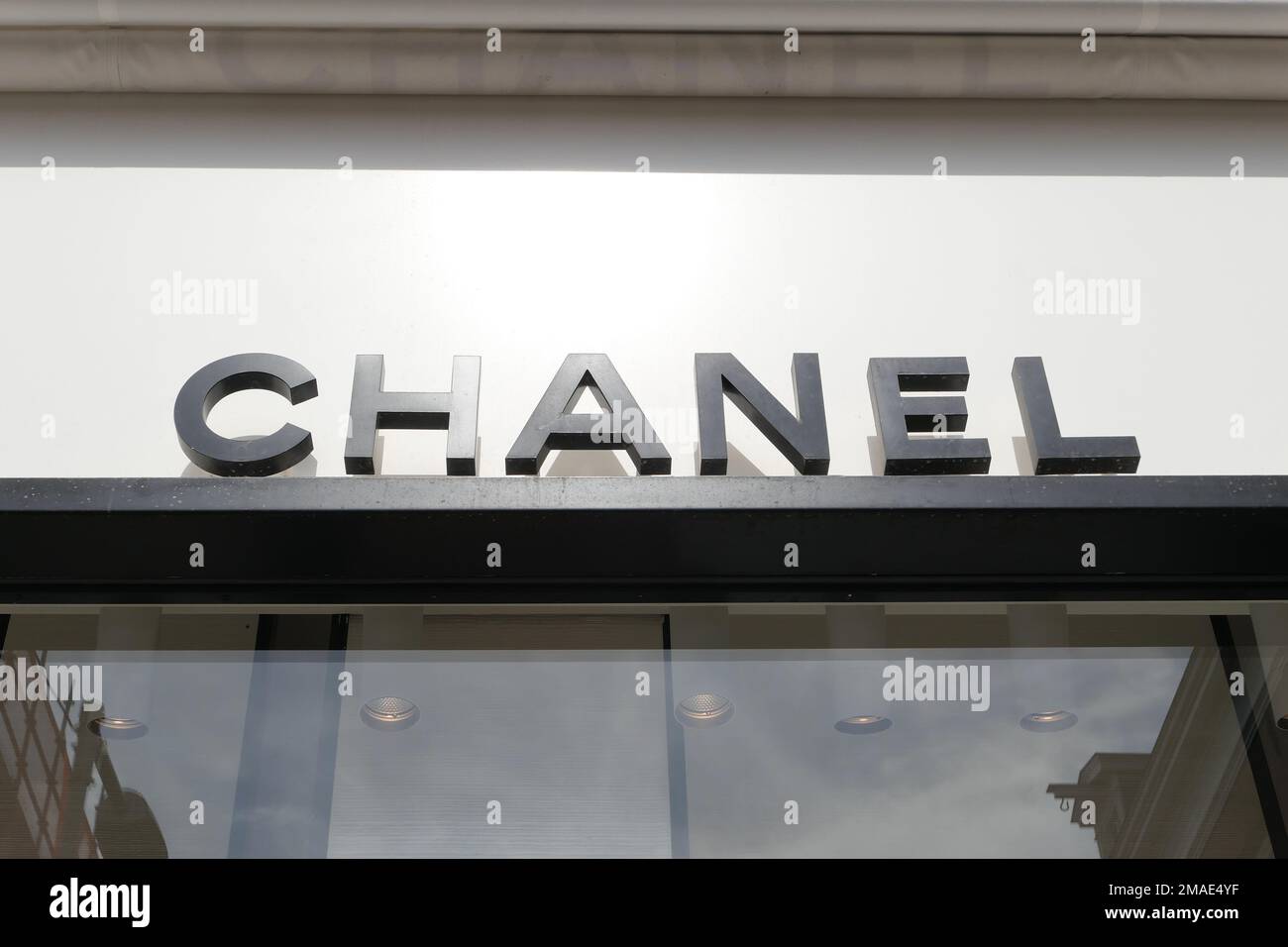 Amsterdam, Paesi Bassi - 1 maggio 2022: Boutique Chanel ad Amsterdam. Chanel è una casa francese di moda di lusso fondata da Coco Chanel a Parigi, Francia Foto Stock
