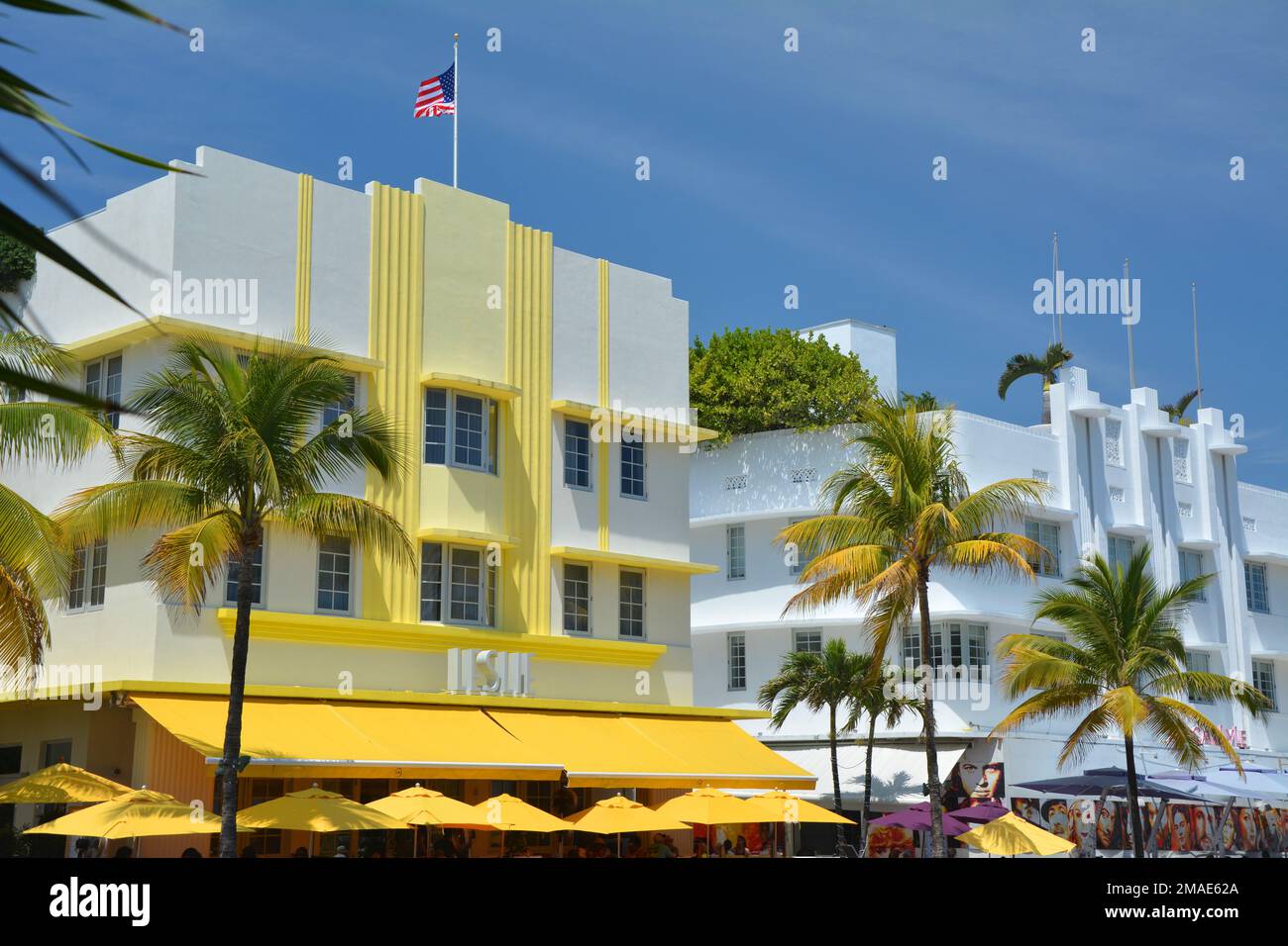 Miami Beach, USA - 1 Aprile 2017 : edifici in stile Art Deco color pastello architettura punto di riferimento a Miami Beach, South Beach, palme e cielo blu. Foto Stock