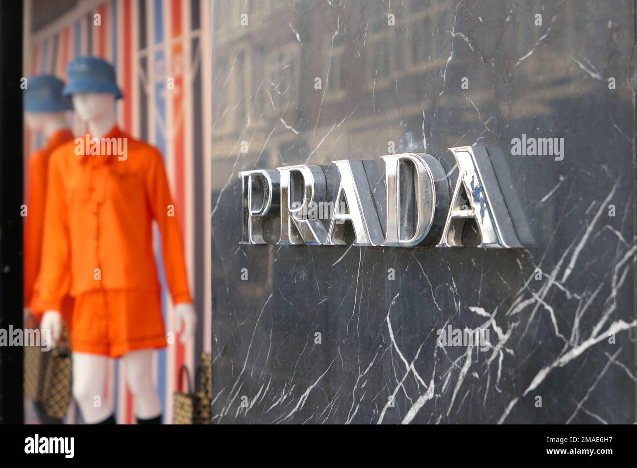 Amsterdam, Paesi Bassi - 1 maggio 2022 : boutique Prada ad Amsterdam. Prada è una casa di moda italiana di lusso specializzata in accessori di moda. Foto Stock