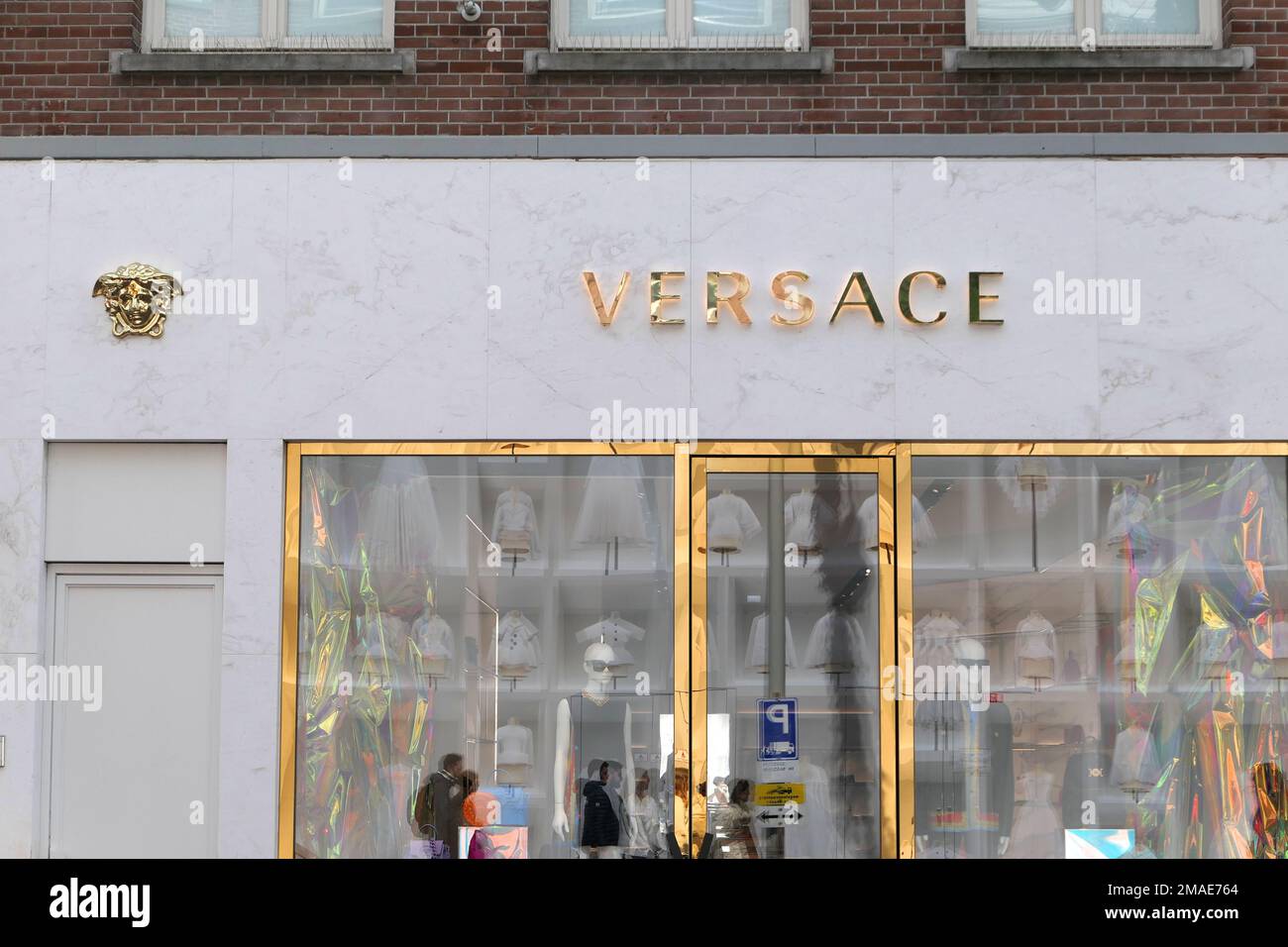 Amsterdam, Paesi Bassi - 1 maggio 2022 : boutique Versace nella città di Amsterdam. Versace è un marchio italiano di moda di lusso. Foto Stock