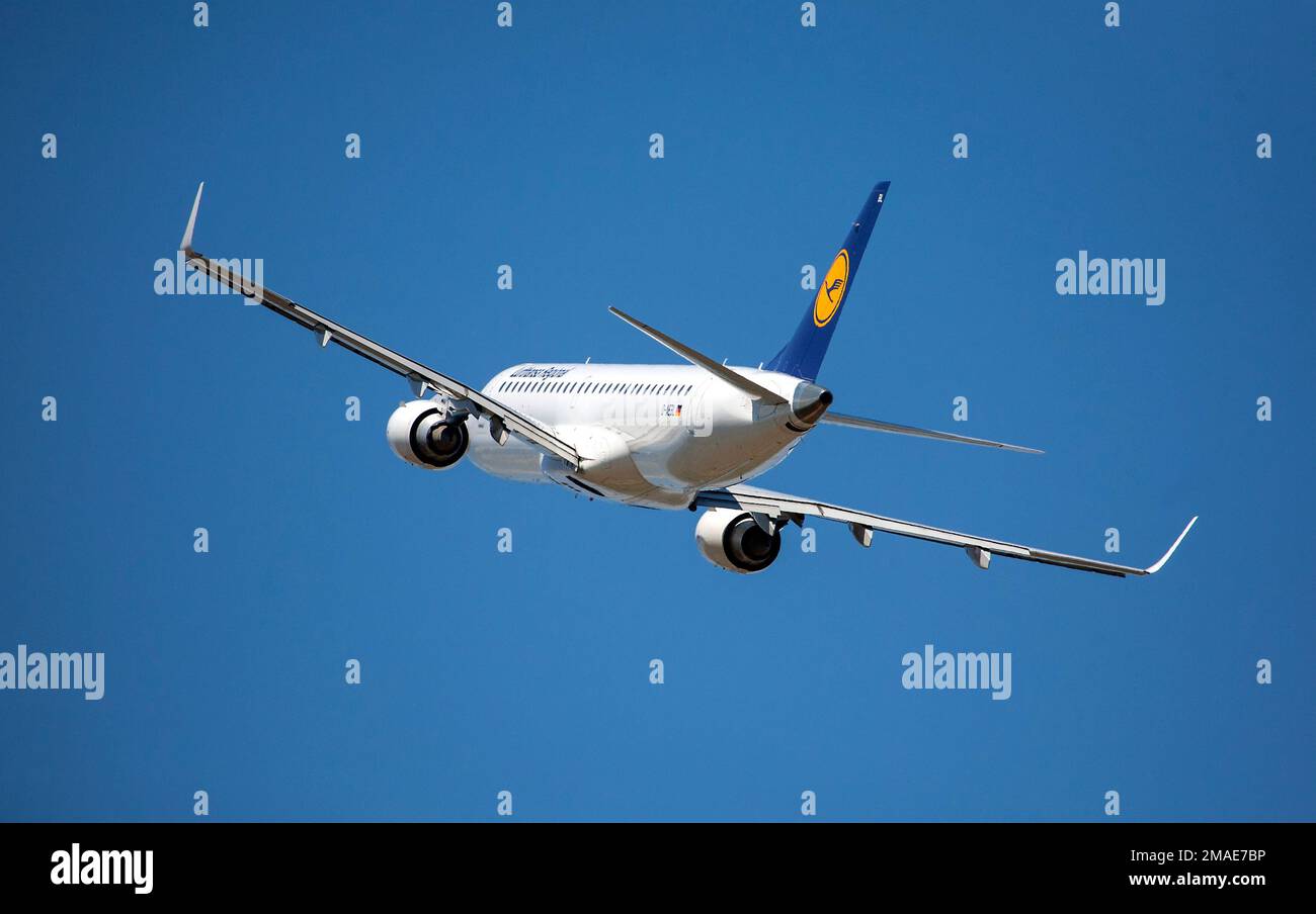 Chisinau, Moldova 19 Agosto, 2014::aereo di LUFTHANSA sopra l'aeroporto di Chisinau. Lufthansa è una compagnia aerea tedesca e anche la più grande compagnia aerea in EUR Foto Stock