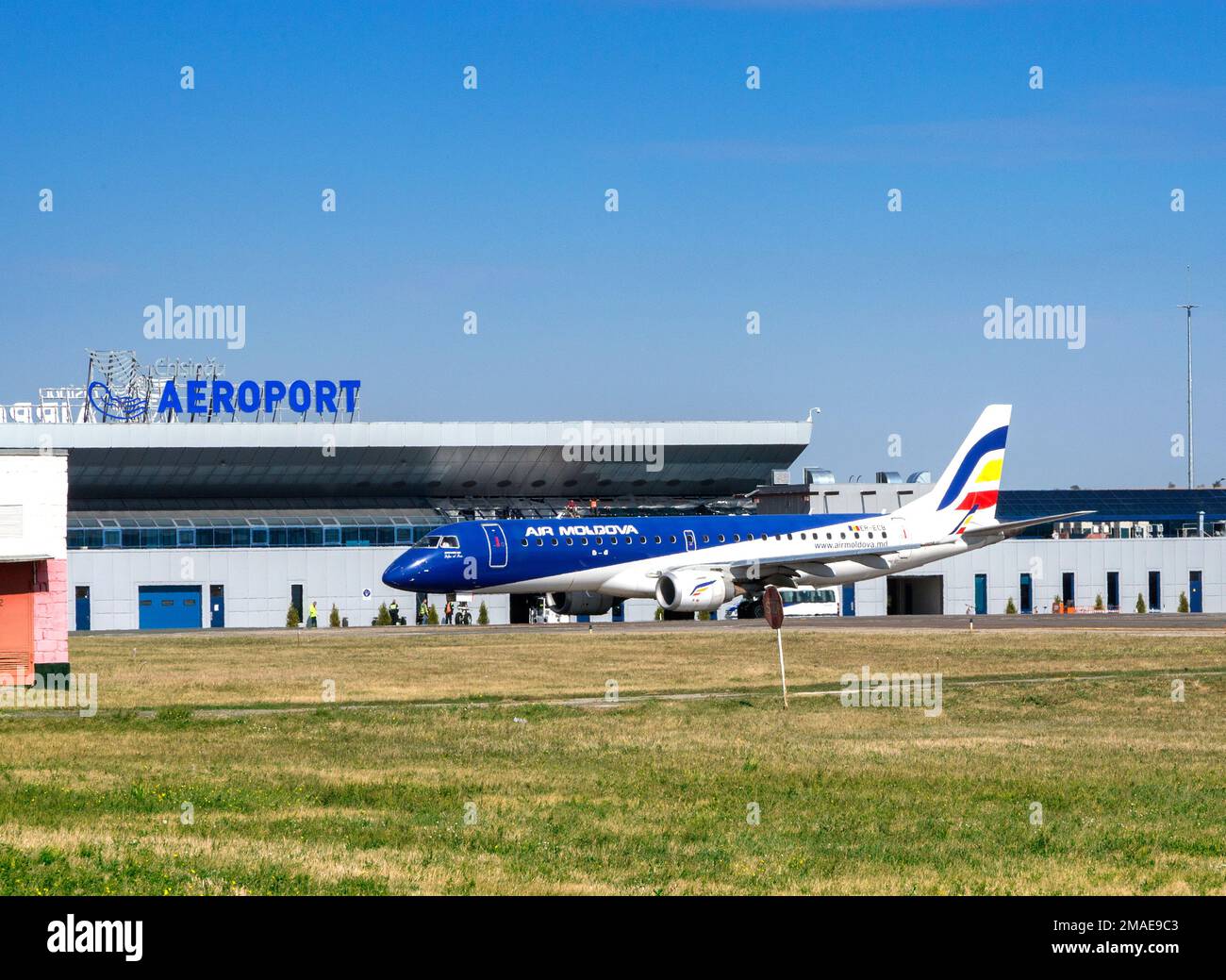 Chisinau, Moldova - 27 settembre 2016: La pista dell'aeroporto internazionale e un edificio aeroportuale sullo sfondo. Foto Stock