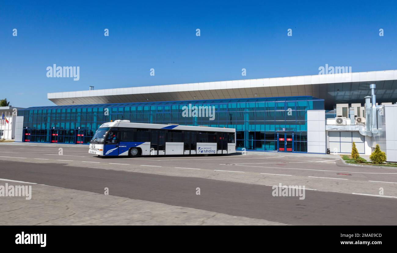 Chisinau, Moldova - 27 settembre 2016: La pista dell'aeroporto internazionale e un edificio aeroportuale sullo sfondo. Foto Stock