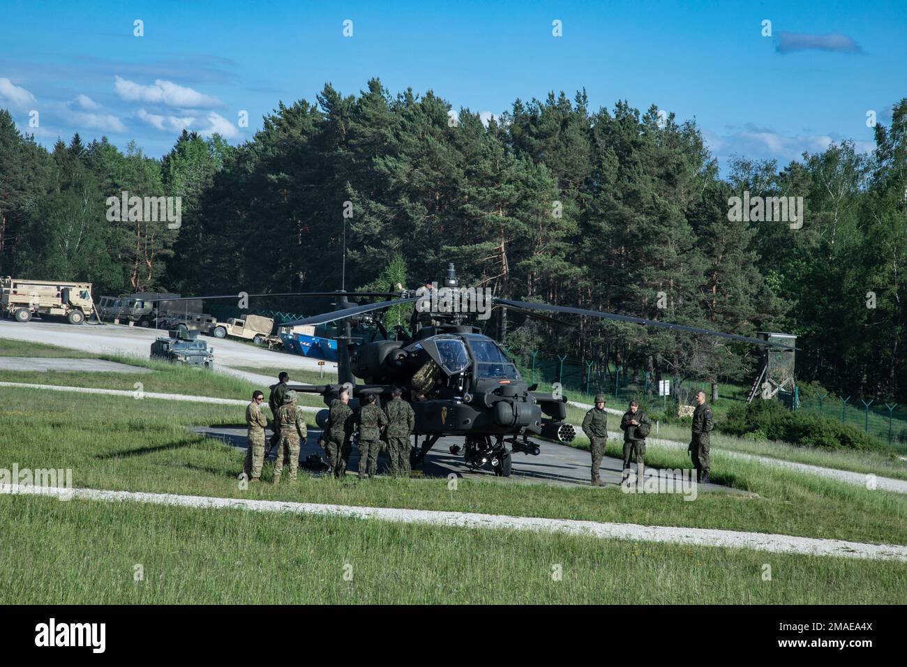 Soldati polacchi della 18th Divisione meccanizzata tour a 1st Air Cavalry Brigade AH-64 Apache durante la risoluzione combinata 17 presso Hohenfels Training Area, Germania, 25 maggio 2022. Combined Resolve 17 è un evento di addestramento dell'esercito degli Stati Uniti diretto da Europa e Africa, 7th comando di addestramento dell'esercito eseguito presso il Joint Multinational Readiness Center per esercitare le operazioni di armi combinate in un ambiente multinazionale. L'esercizio comprende circa 4.800 soldati provenienti da Belgio, Bosnia-Erzegovina, Repubblica Ceca, Estonia, Grecia, Italia, Kosovo, Lituania, Moldavia, Macedonia settentrionale, Polonia, e gli Uniti Foto Stock