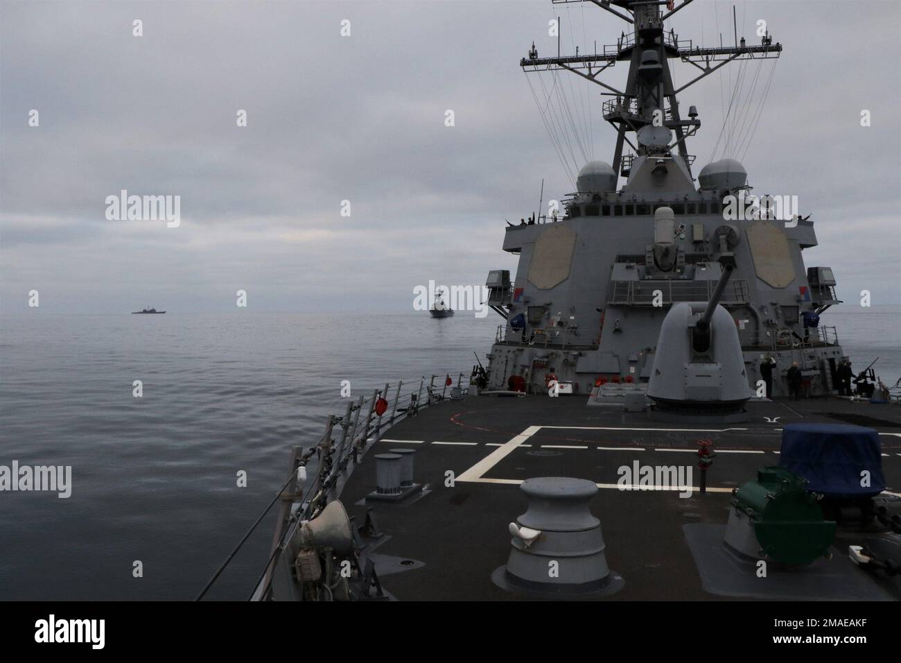 La USS Paul Hamilton salpa con la USS Wayne E. Meyer (DDG 108) e la USS Princeton (CG 59) prima di condurre un evento di addestramento tattico avanzato di guerra di superficie (SWATT) capstone. Paul Hamilton è in corso nell'area delle operazioni della flotta statunitense 3rd che conduce la SWATT, il primo esercizio di addestramento tattico avanzato della Surface Force, aumentando la capacità di combattimento e le competenze tattiche in tutti i settori. Foto Stock