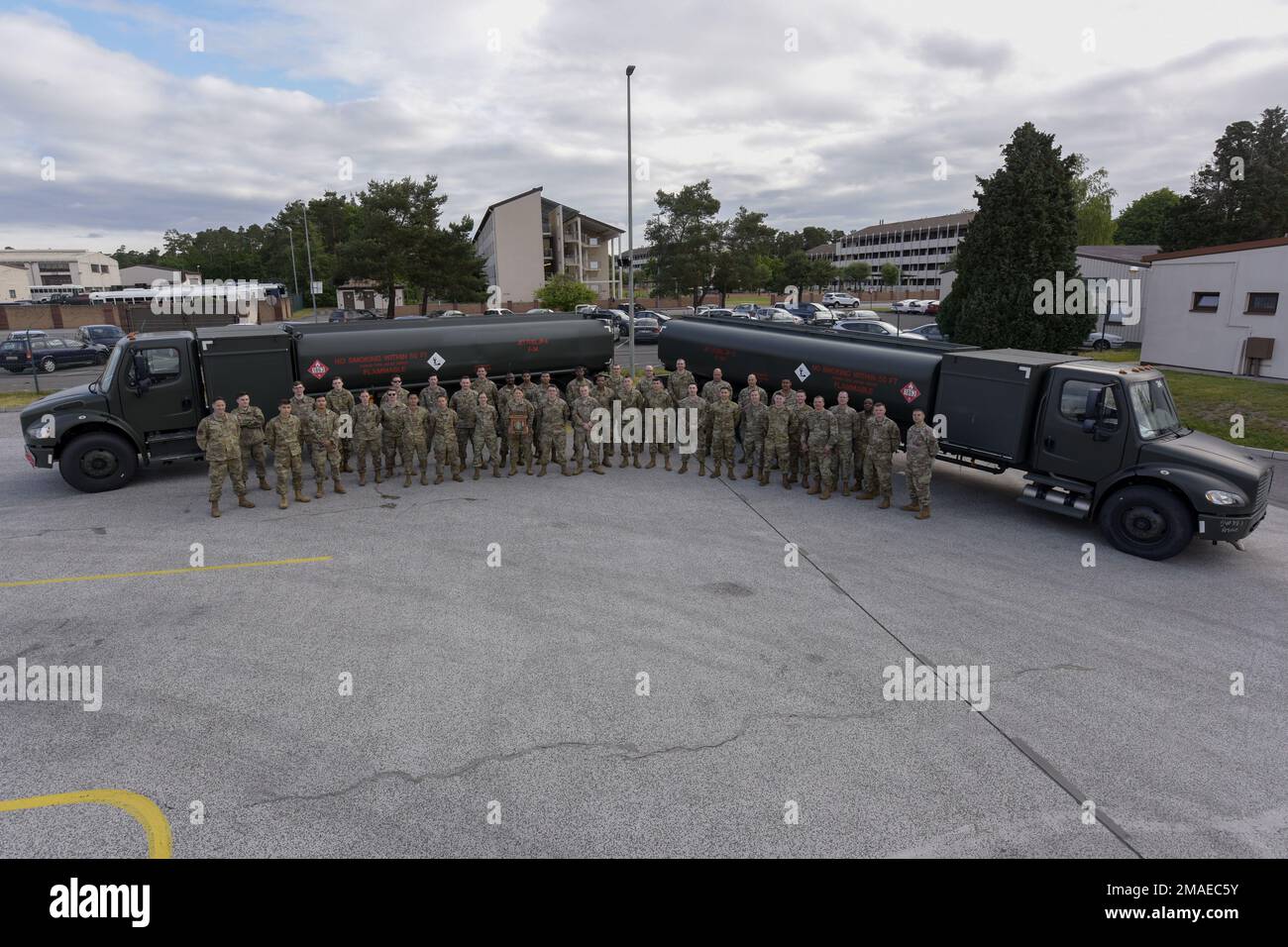 Gli airmen assegnati allo Squadrone di preparazione di logistica 86th posano per una foto con il loro volo di gestione di combustibile migliore negli Stati Uniti Premio Air Forces Europe alla base aerea di Ramstein, Germania, 26 maggio 2022. Petrolio, oli e lubrificanti Airmen è responsabile di tutti gli interventi di manutenzione del carburante sulla linea di volo, compresi i prodotti macinati, per l'area di Ramstein. Foto Stock