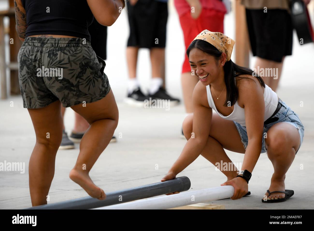 Il Senior Airman Joana Galang, specialista nella gestione del traffico presso lo Squadrone 380 Expeditionary Logistics Readiness, sposta una coppia di pali Tinikling per un ballerino durante un evento showcase per le isole dell'Asia americana e del Pacifico, il 26 maggio 2022 presso la base aerea di al Dhafra, negli Emirati Arabi Uniti. Tinikling è una danza culturale filippina che consiste di due persone che toccano e scivolano pali di bambù in coordinazione con uno o più ballerini che fanno un passo avanti e dentro tra i poli. La danza imita il movimento degli uccelli Tikling mentre schivano le trappole fissate dai coltivatori di riso. Foto Stock Il Senior Airman Joana Galang, specialista nella gestione del traffico presso lo Squadrone 380 Expeditionary Logistics Readiness, sposta una coppia di pali Tinikling per un ballerino durante un evento showcase per le isole dell'Asia americana e del Pacifico, il 26 maggio 2022 presso la base aerea di al Dhafra, negli Emirati Arabi Uniti. Tinikling è una danza culturale filippina che consiste di due persone che toccano e scivolano pali di bambù in coordinazione con uno o più ballerini che fanno un passo avanti e dentro tra i poli. La danza imita il movimento degli uccelli Tikling mentre schivano le trappole fissate dai coltivatori di riso. Foto Stock