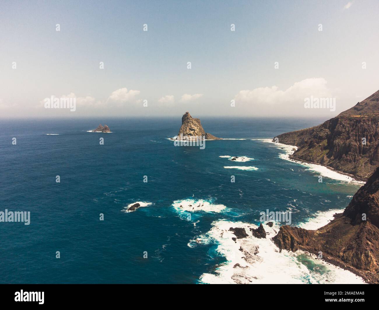 Vista aerea delle rocce sulla costa del nord di Tenerife e l'oceano a Benijo, anaga, Tenerife. Foto Stock