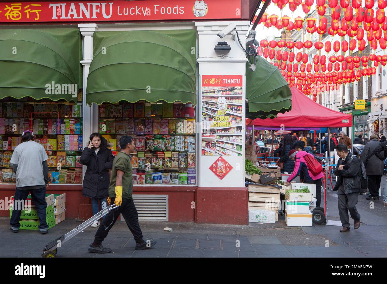 Londra, Regno Unito, 19 gennaio 2023: A Chinatown i negozi stanno prendendo le consegne in anticipo di Capodanno cinese e le strade sono piene di locali e turisti. L'anno cinese del coniglio inizia domenica 22nd gennaio. Anna Watson/Alamy Live News Foto Stock