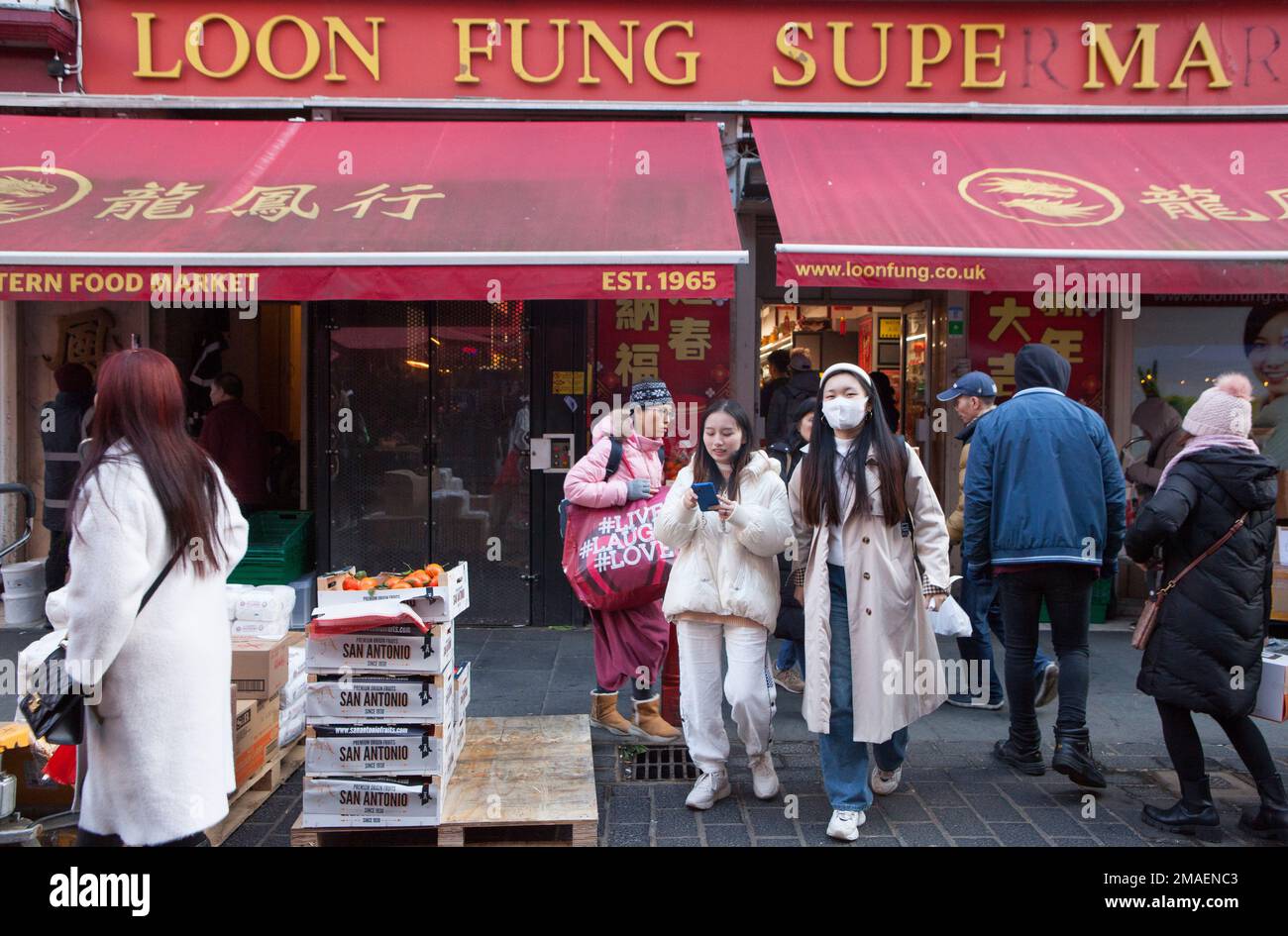 Londra, Regno Unito, 19 gennaio 2023: A Chinatown i negozi stanno prendendo le consegne in anticipo di Capodanno cinese e le strade sono piene di locali e turisti. L'anno cinese del coniglio inizia domenica 22nd gennaio. Anna Watson/Alamy Live News Foto Stock