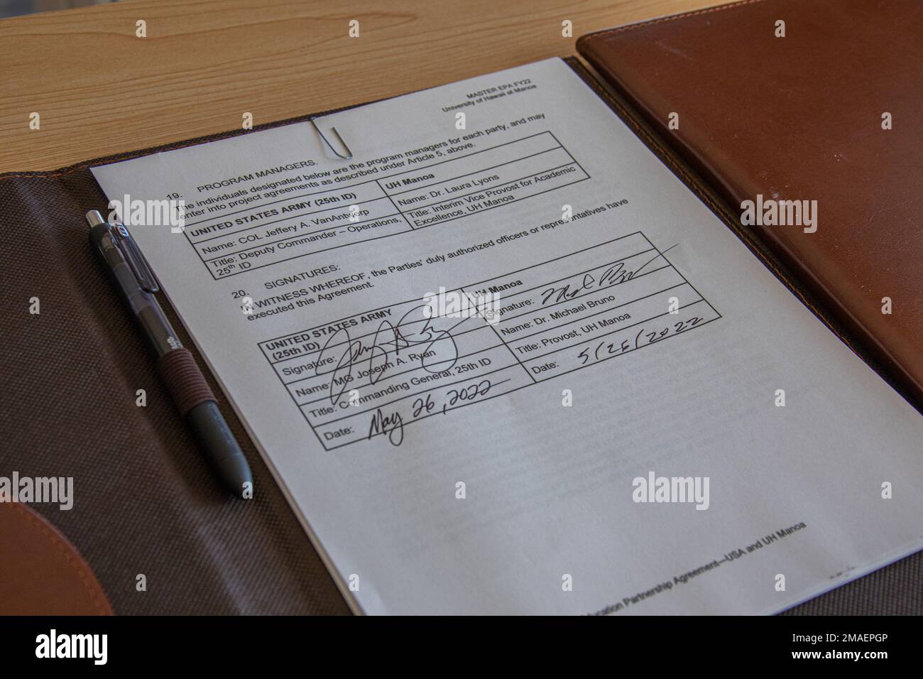 Generale Joseph A. Ryan, comandante generale, 25th° divisione fanteria e Stati Uniti Army Hawaii, firma un accordo di partenariato con l'Università delle Hawaii Manoa a Oahu, Hawaii 26 maggio 2022. La partnership è focalizzata sul collegamento tra le sfide del mondo reale, dell’ingegneria tattica e tecnologica e gli esperti accademici di scienza, tecnologia, ingegneria e matematica (STEM); e sulla conduzione di analisi e sperimentazioni nel mondo reale per rispondere alle sfide odierne, in particolare quelle focalizzate sulla regione Indo-Pacifico. Foto Stock