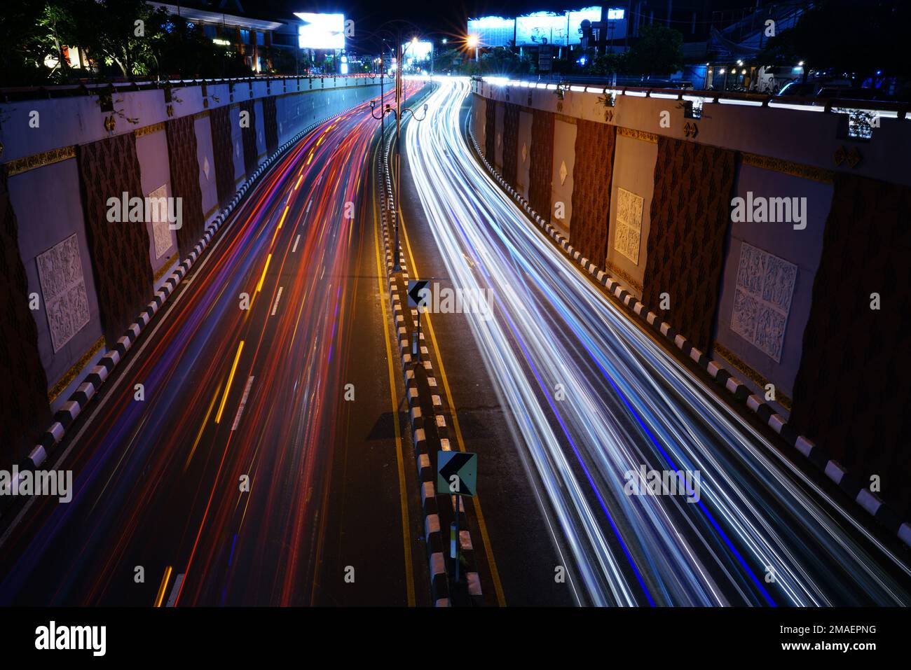 Sentieri leggeri di semafori in una notte urbana buia Foto Stock