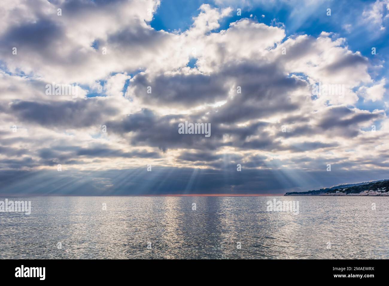 Vista panoramica del cielo spettacolare con i raggi del sole a Cassis sud della Francia Foto Stock