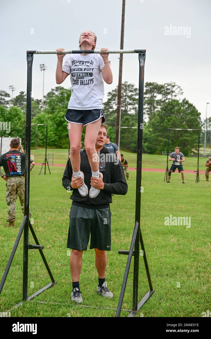 Katelyn Hofmaster completa la parte pull-up della Murph Challenge con l'aiuto di suo fratello 26 maggio 2022. John Hofmaster, fratello e sergente di perforazione assegnato a 3rd battaglione, 34th reggimento di fanteria, Ha completato la sfida di onorare gli uomini e le donne di servizio che sono caduti in difesa della nazione, così come IL TEAM di consegna DELLE FOCHE 1 e la forza reazionaria rapida che è stata uccisa in azione durante l'operazione Red Wings. John Murphy, il leader del team di consegna, è IL SIGILLO da cui prende il nome la sfida. Foto Stock