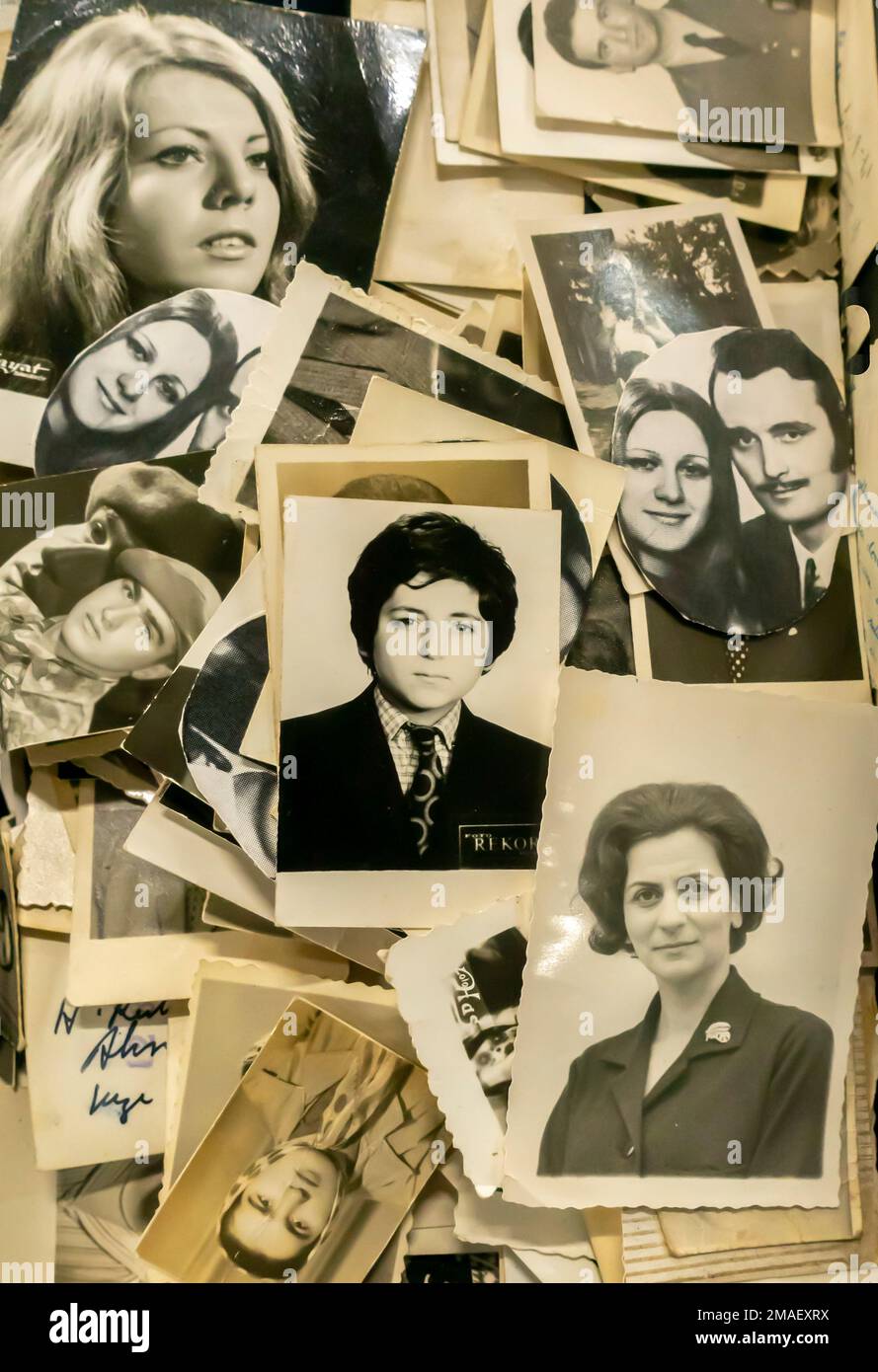 Foto assortite in bianco e nero turche e foto di famiglia in un mucchio. Turchia vecchie foto Foto Stock
