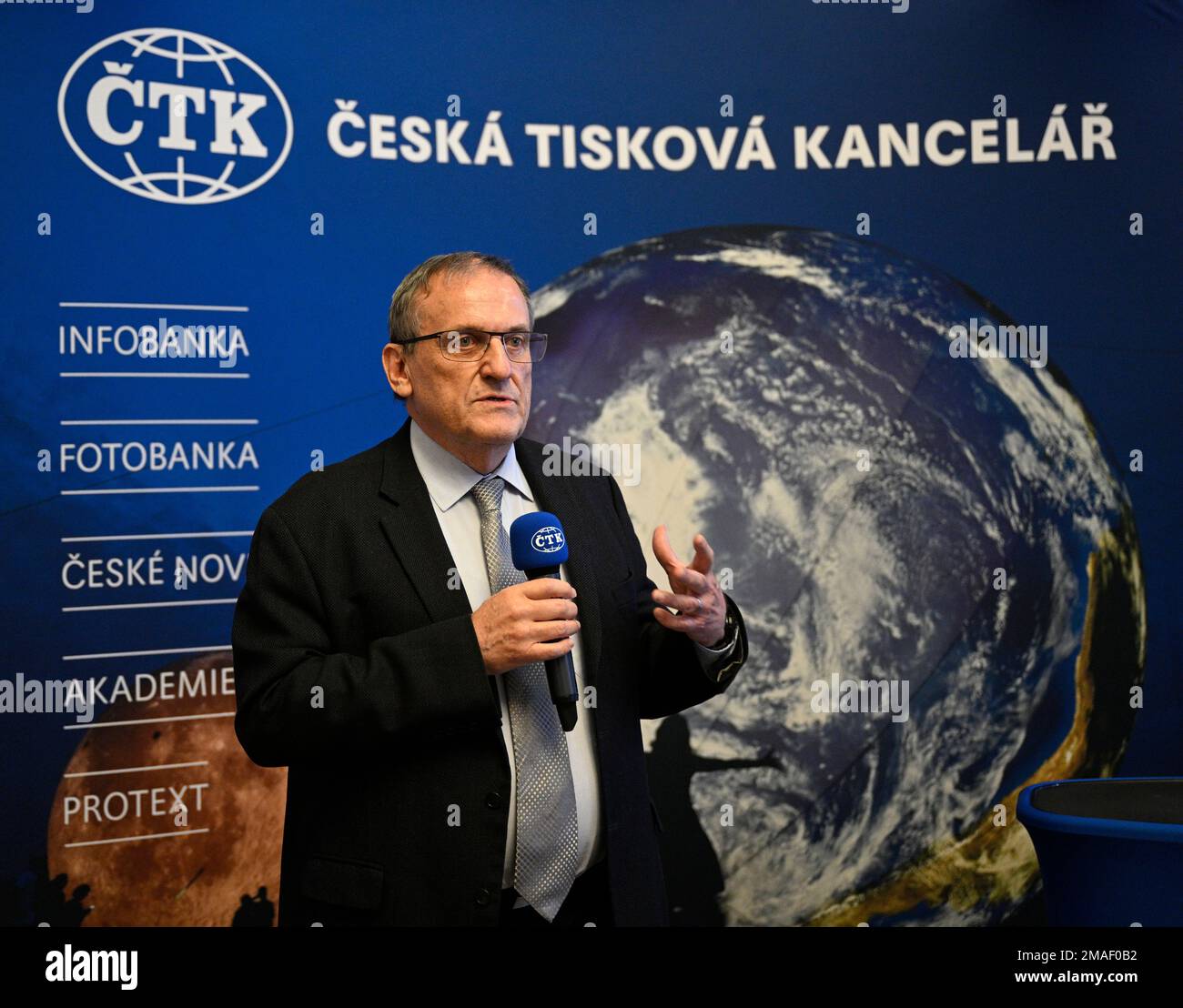 Praga, Repubblica Ceca. 19th Jan, 2023. CEO della Czech News Agency (CTK) Jiri Majstr parla durante il battesimo del libro della mostra fotografica esterna Ceco/Slovacca Moments di CTK, il 19 gennaio 2023, a Praga, Repubblica Ceca. Credit: Michal Krumphanzl/CTK Photo/Alamy Live News Foto Stock