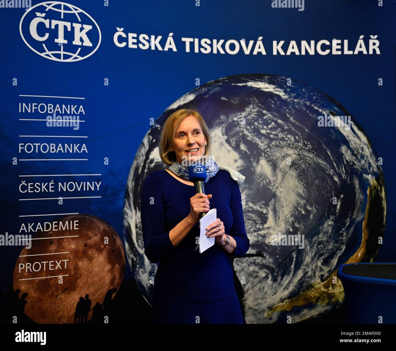 Praga, Repubblica Ceca. 19th Jan, 2023. Slovak Charge d'affaires Sona Budayova parla durante il battesimo del libro di CTK (Czech News Agency) mostra fotografica esterna momenti Ceco-slovacchi, il 19 gennaio 2023, a Praga, Repubblica Ceca. Credit: Michal Krumphanzl/CTK Photo/Alamy Live News Foto Stock