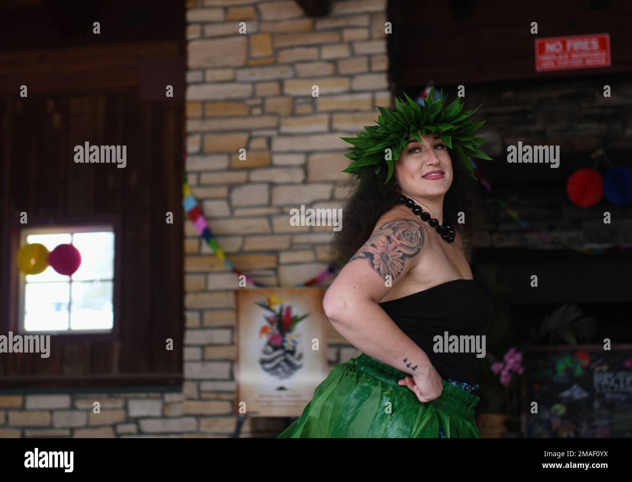 Un ballerino culturale esegue una tradizionale danza hawaiana durante il pranzo e la celebrazione del patrimonio delle isole asiatiche americane del Pacifico sulla base della forza spaziale Vandenberg, California, 26 maggio 2022. Il pranzo e la celebrazione includevano una pletora di cibo, con danze culturali e dimostrazioni di arti marziali da tutto il Pacifico. Foto Stock