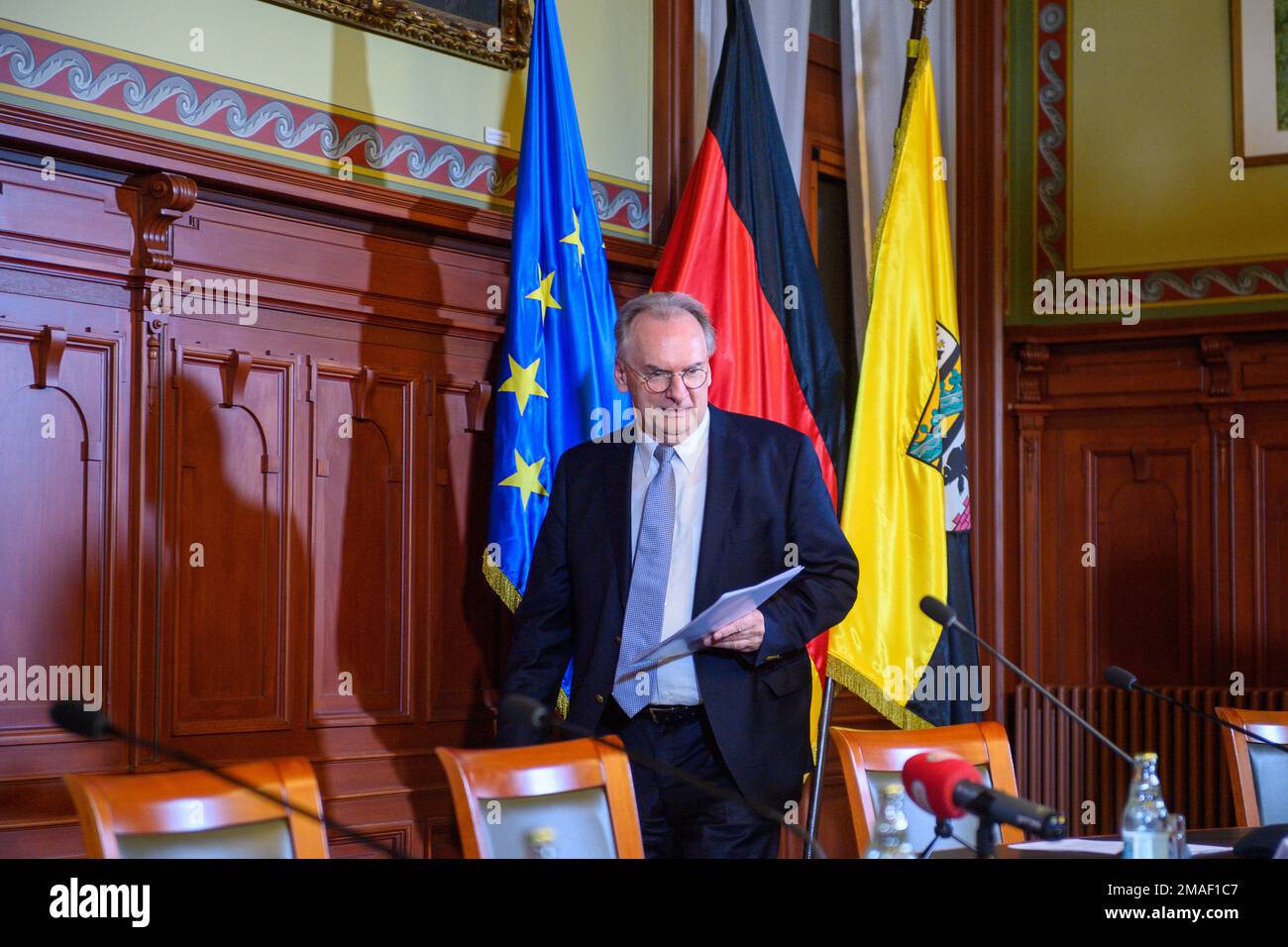 Magdeburgo, Germania. 19th Jan, 2023. Reiner Haseloff (CDU), Ministro Presidente della Sassonia-Anhalt, arriva alla Cancelleria di Stato per una conferenza stampa. Dopo anni di discussioni, la Sassonia-Anhalt vuole seguire l'esempio di altri stati e pagare meglio gli insegnanti delle scuole elementari. Il graduale aumento della retribuzione inizierà già quest'anno. Il contesto è la carenza di insegnanti, che sta causando sempre più lezioni da cancellare. Credit: Klaus-Dietmar Gabbert/dpa/Alamy Live News Foto Stock