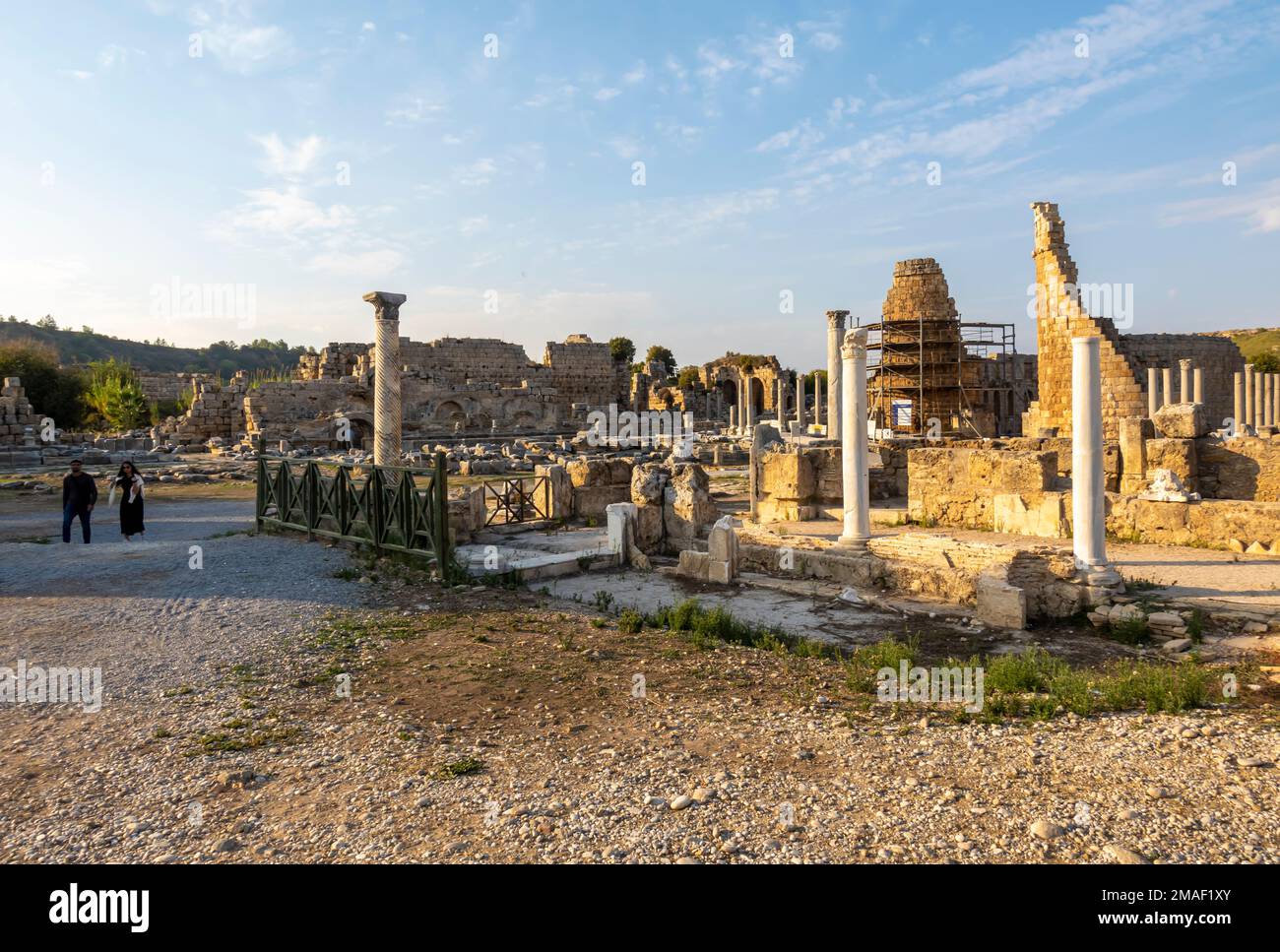 Turisti che visitano l'antica città di Perge, provincia romana di Pamphylia Secunda, in rovina. Antalya, Turchia Foto Stock