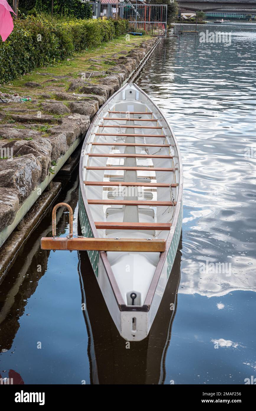 Row Boat in EUR Park a Roma Italia in giornate di sole con l'acqua che riflette Foto Stock