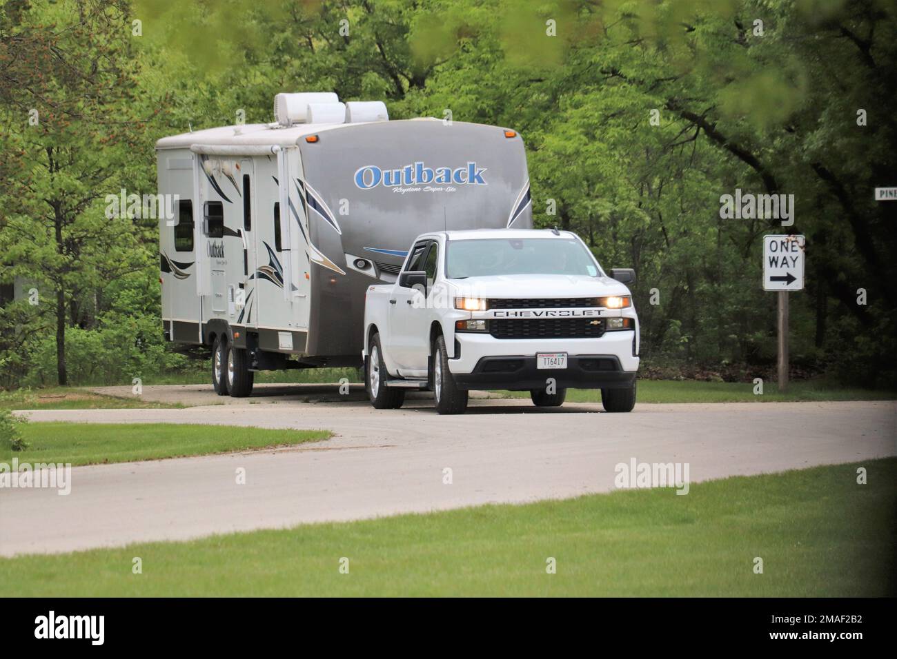 Un camper viene allestito presso un campeggio il 26 maggio 2022, presso il Pine View Campground di Fort McCoy, Wisconsin. Il Pine View Campground fa parte della Pine View Recreation Area. Quest'area comprende anche Whitetail Ridge e Sportsman's Range. Il campeggio è immerso in una zona boscosa a circa 400 metri a ovest della zona di cantonment di Fort McCoy ed è delimitato dal lago Suukjak Sep a est e dal fiume la Crosse a ovest e a sud. Per ulteriori informazioni sulle tariffe di noleggio delle cabine, fai una sosta presso l'ufficio del campeggio o visita il sito https://mccoy.armymwr.com. Foto Stock