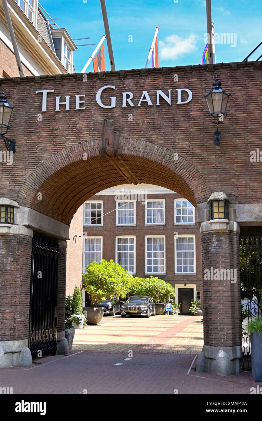 Amsterdam, Paesi Bassi - 2022 agosto: Ingresso ad arco al lussuoso hotel The Grand nel centro della città Foto Stock