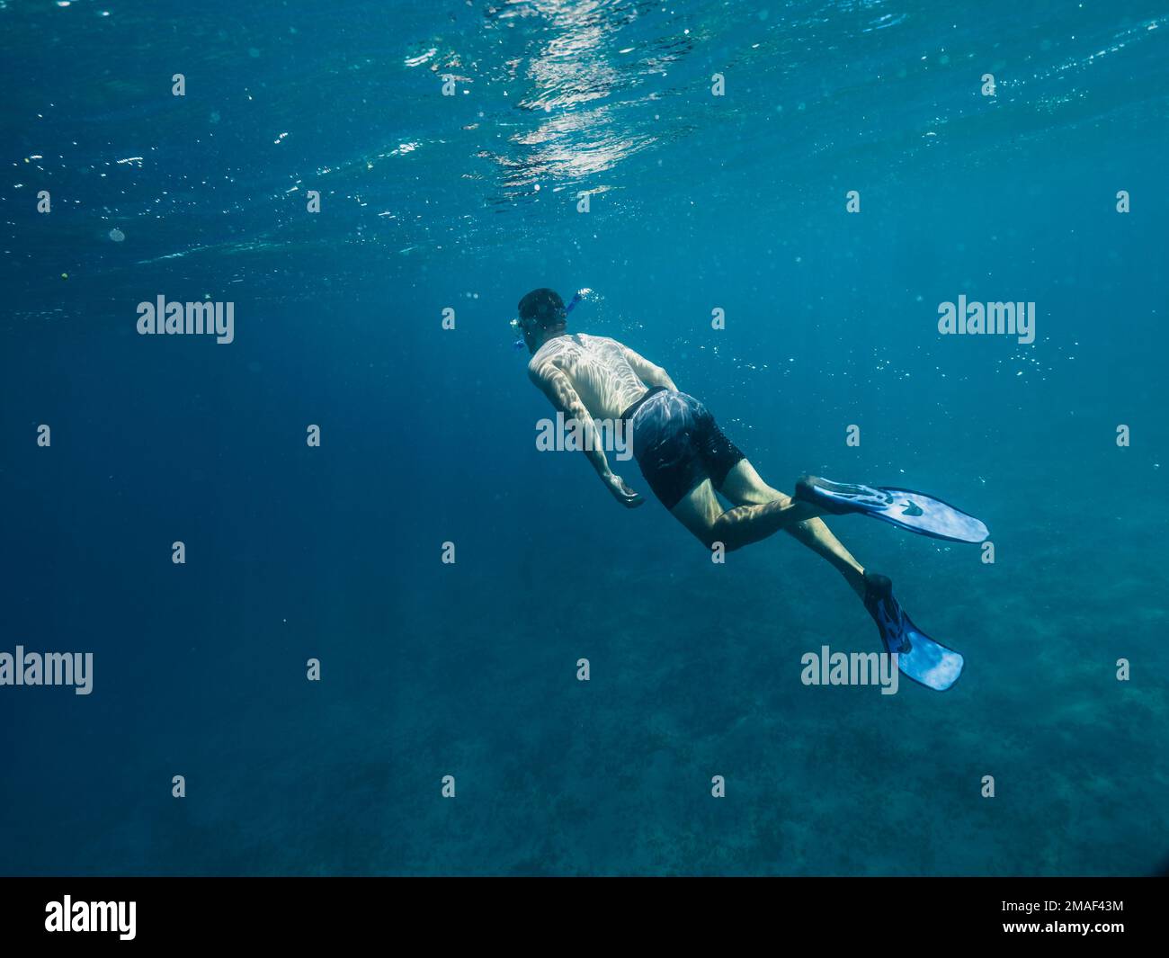 Giovane uomo caucasico bianco snorkeling sott'acqua. Foto Stock