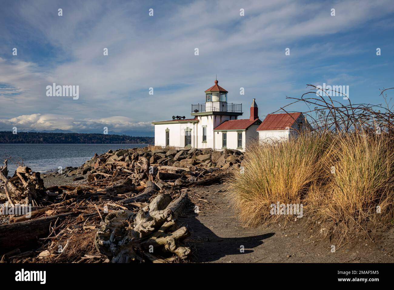 WA22962-00...WASHINGTON - Faro di West Point situato nel punto nord di Elliott Bay sul Puget Sound/Salish Sea a Seattle. Foto Stock