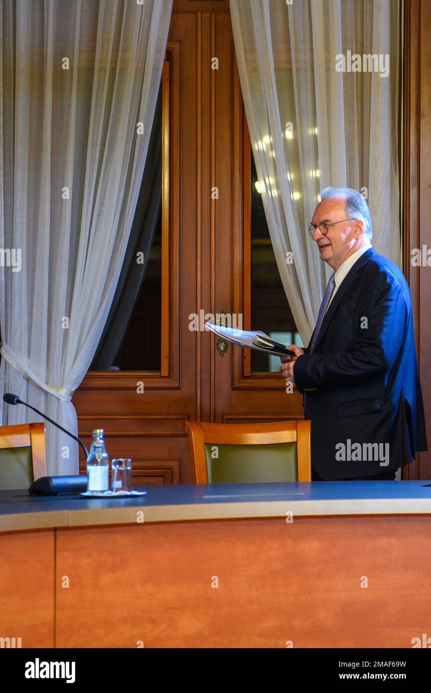 Magdeburgo, Germania. 19th Jan, 2023. Reiner Haseloff (CDU), Ministro Presidente della Sassonia-Anhalt, arriva alla Cancelleria di Stato per una conferenza stampa. Dopo anni di discussioni, la Sassonia-Anhalt vuole seguire l'esempio di altri stati e pagare meglio gli insegnanti delle scuole elementari. Il graduale aumento della retribuzione inizierà già quest'anno. Il contesto è la carenza di insegnanti, che sta causando sempre più lezioni da cancellare. Credit: Klaus-Dietmar Gabbert/dpa/Alamy Live News Foto Stock