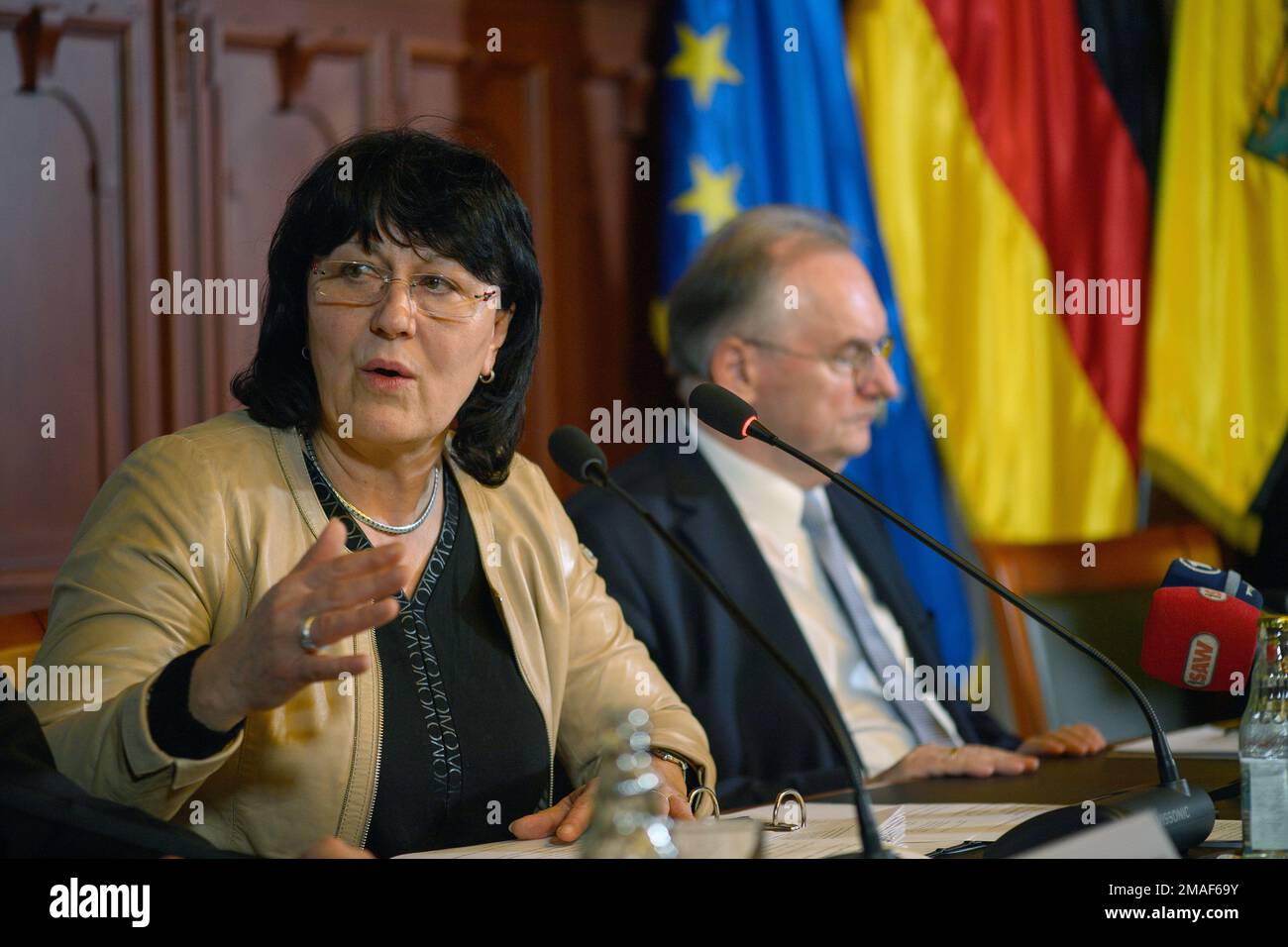 Magdeburgo, Germania. 19th Jan, 2023. EVA Feußner (CDU), ministro dell'Istruzione della Sassonia-Anhalt, interviene a fianco di Reiner Haseloff (CDU), ministro presidente della Sassonia-Anhalt, in una conferenza stampa congiunta. Dopo anni di discussioni, la Sassonia-Anhalt vuole seguire l'esempio di altri stati e pagare meglio gli insegnanti delle scuole elementari. Il graduale aumento della retribuzione inizierà già quest'anno. Il contesto è la carenza di insegnanti, che sta causando sempre più assenze nell'insegnamento. Credit: Klaus-Dietmar Gabbert/dpa/Alamy Live News Foto Stock
