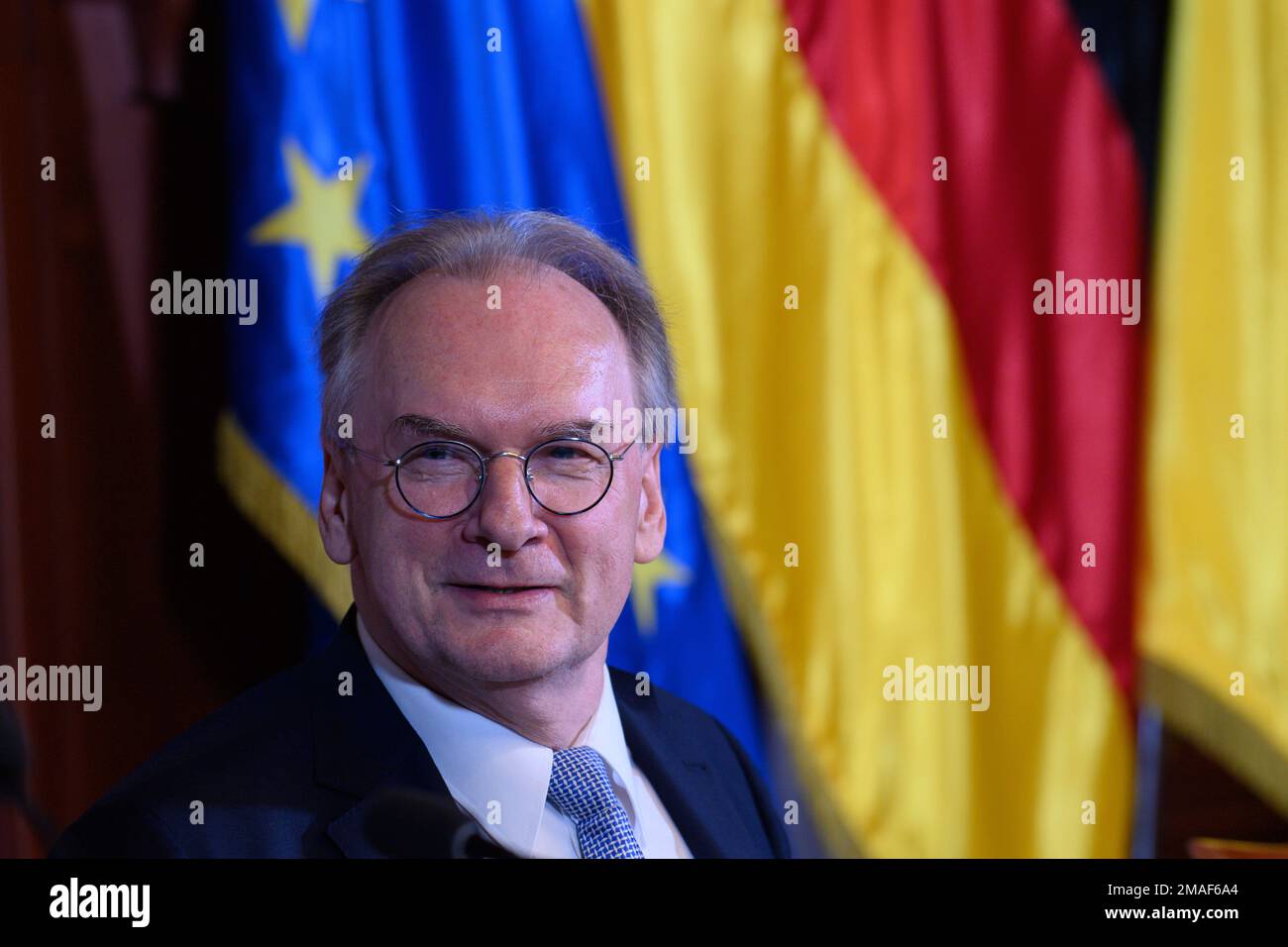Magdeburgo, Germania. 19th Jan, 2023. Reiner Haseloff (CDU), Ministro Presidente della Sassonia-Anhalt, ha tenuto una conferenza stampa nella Cancelleria di Stato. Dopo anni di discussioni, la Sassonia-Anhalt vuole seguire l'esempio di altri stati e pagare meglio gli insegnanti delle scuole elementari. Il graduale aumento della retribuzione inizierà già quest'anno. Il contesto è la carenza di insegnanti, che sta causando sempre più lezioni da cancellare. Credit: Klaus-Dietmar Gabbert/dpa/Alamy Live News Foto Stock