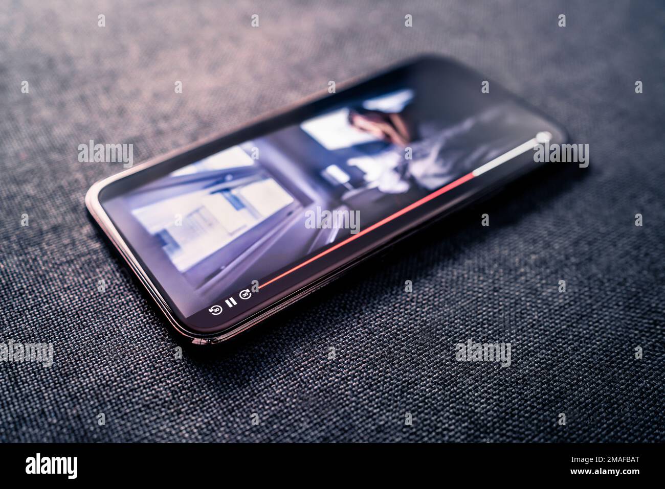 Streaming di film o lettore video sul telefono cellulare. Visione di serie online con il concetto di smartphone. Servizio film su richiesta. Mockup VOD sullo schermo. Foto Stock