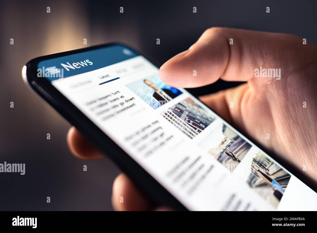 Notizie sul telefono. Guardare e leggere gli ultimi articoli e titoli online dall'app mobile per i quotidiani per smartphone. Portale informativo digitale giornaliero. Foto Stock